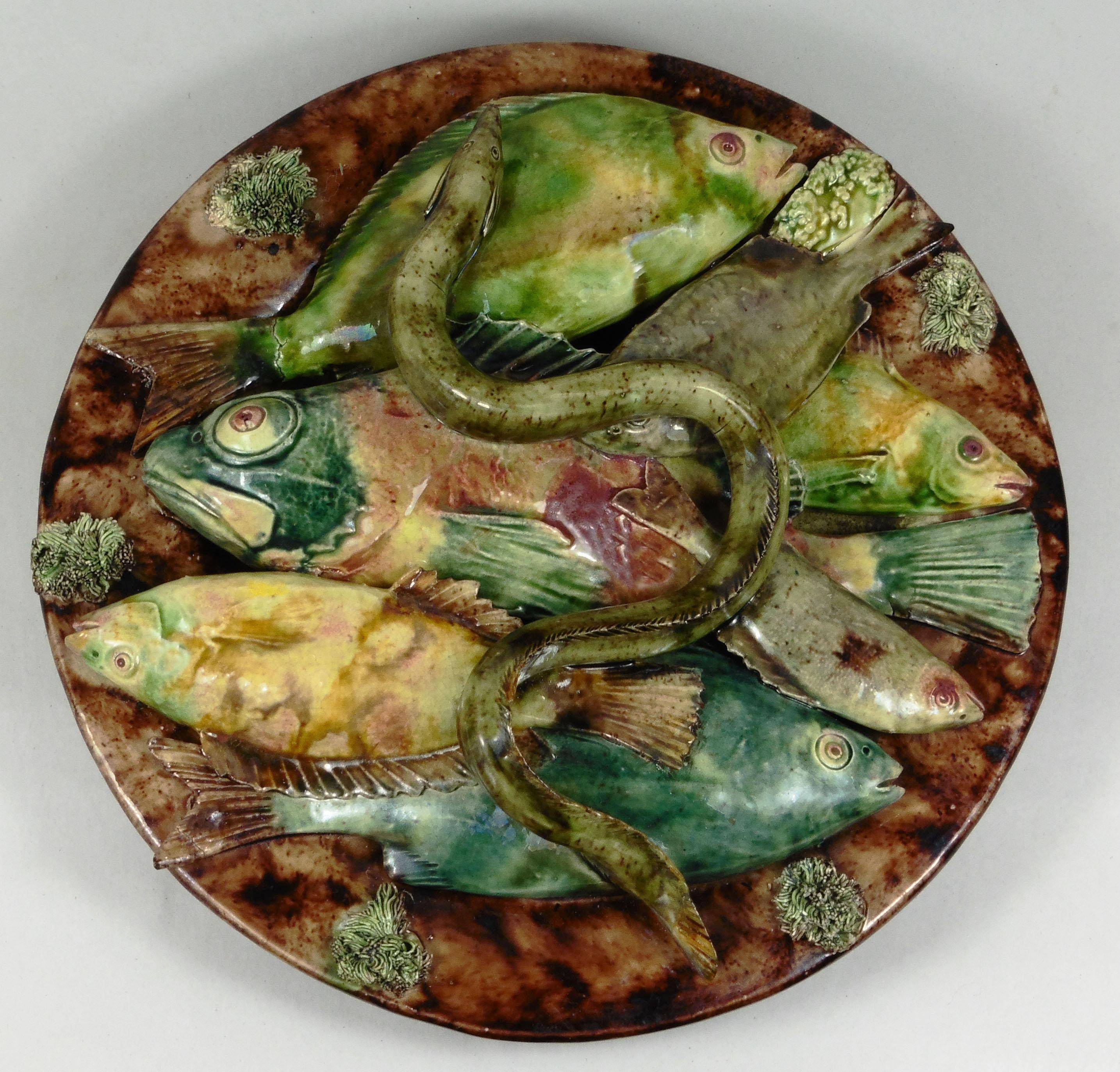 Paire de petites assiettes murales portugaises en majolique de Palissy avec poissons de Jose Alves Cunha en vente 4