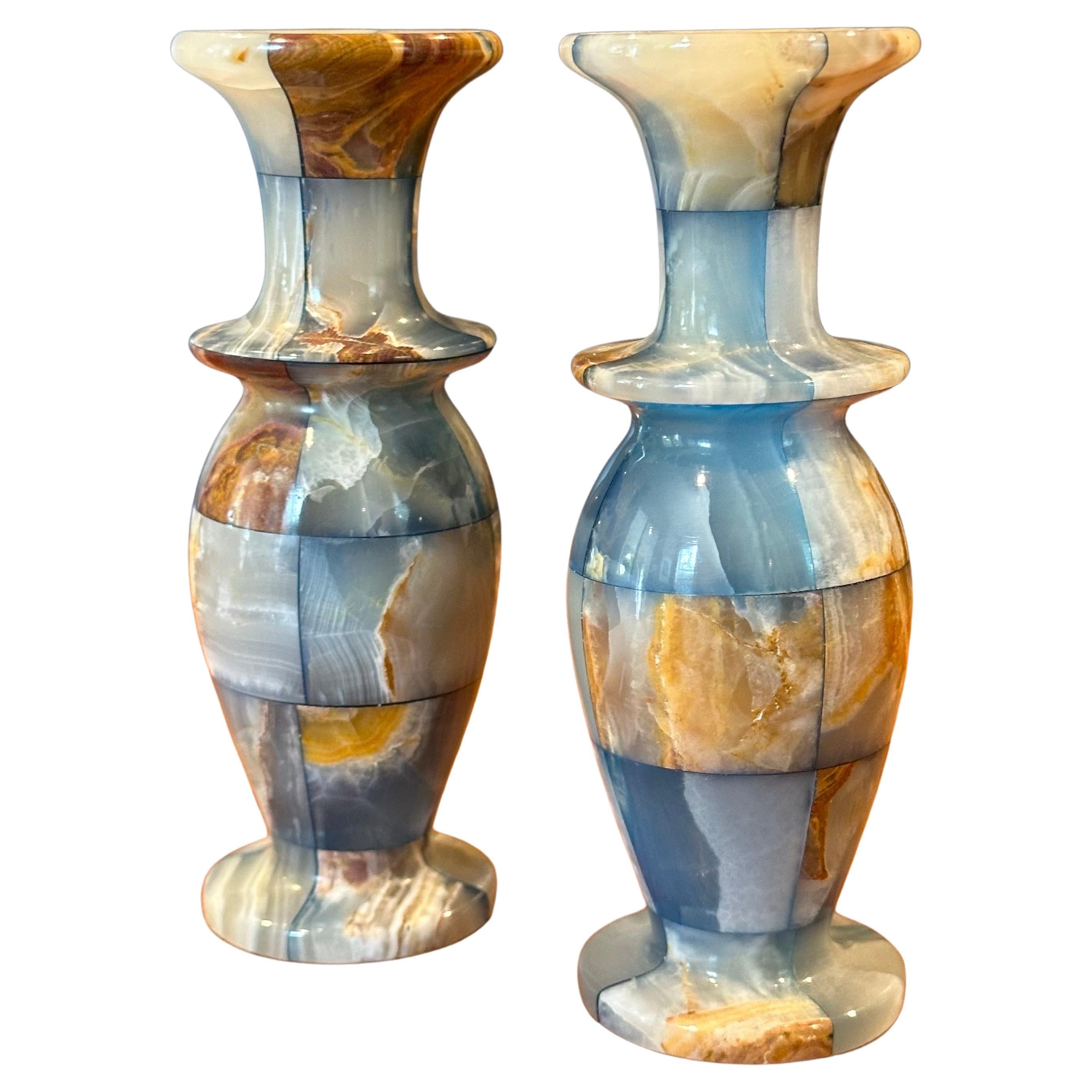 Una piccola coppia di vasi in marmo italiano patchwork post-moderno, circa anni '70. Splendide macchie di marmo marrone, marrone, bianco, crema e blu in ogni vaso.  Il set potrebbe essere utilizzato anche per una candela sottile (.5 