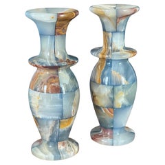 Paar kleine postmoderne Patchwork-Vasen aus italienischem Marmor