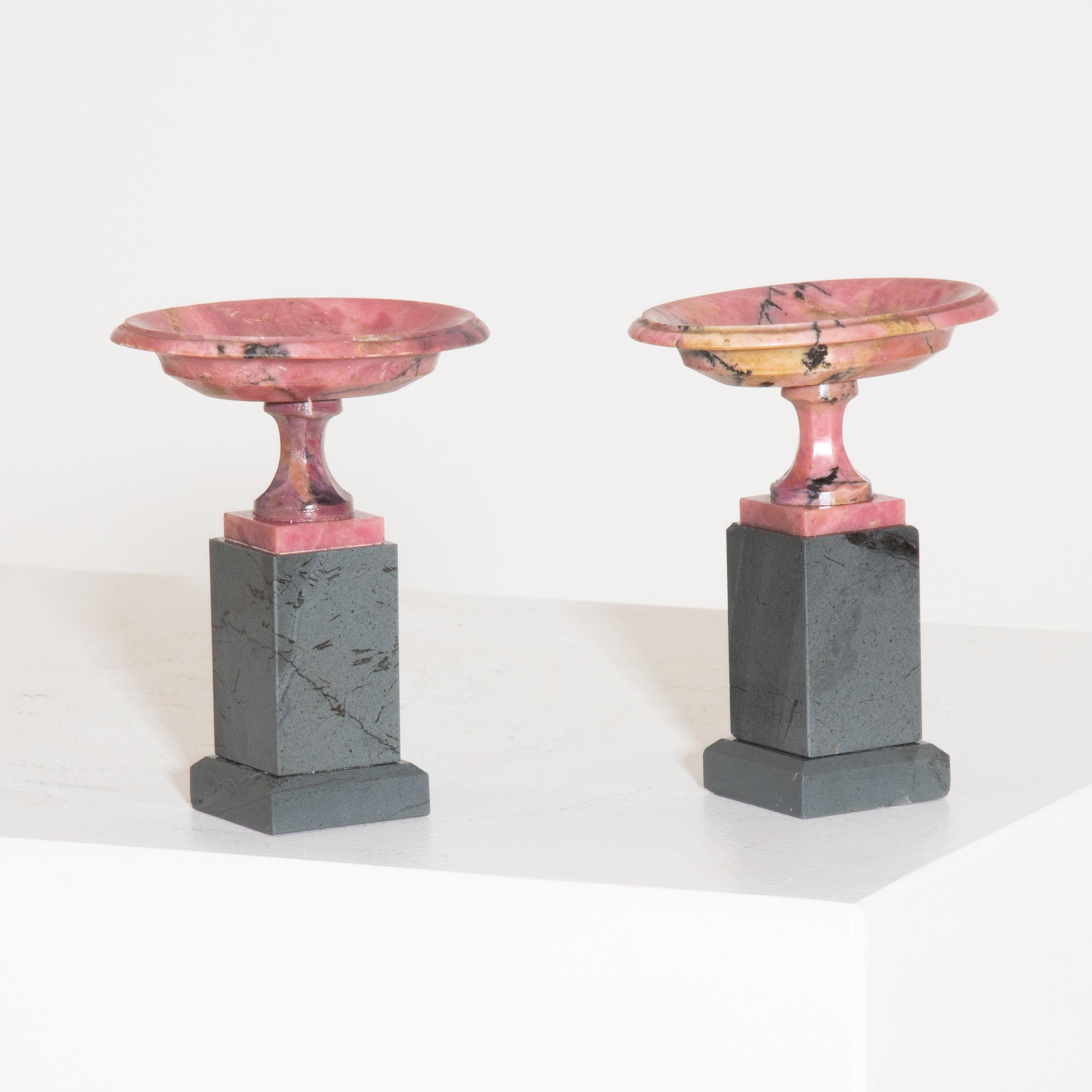 Pair of Russian tazzas on rectangular black stone bases, slender faceted shafts of Kalgan jasper and oval bowls of rhodonite. Provenance: Ex collection PETOCHI, Rome (jeweller), one vase foot restored. Literature with comparative object: C. Coleman