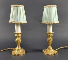 Paire de petits chandeliers rocaille montés comme lampes
