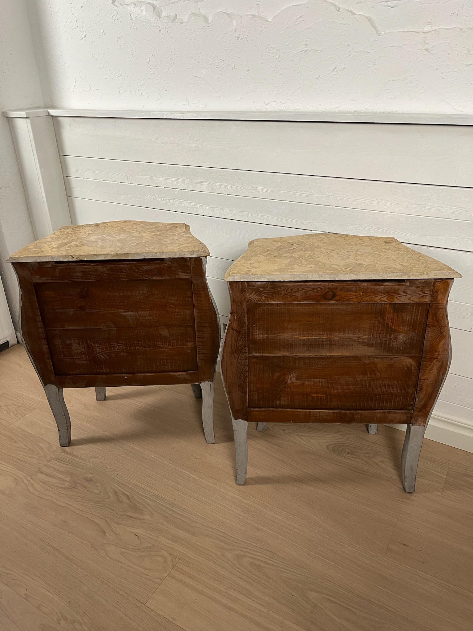 Pareja de pequeñas cómodas / mesillas de noche rococó bombe - Siglo XX en Bueno estado para la venta en Kvidinge, SE