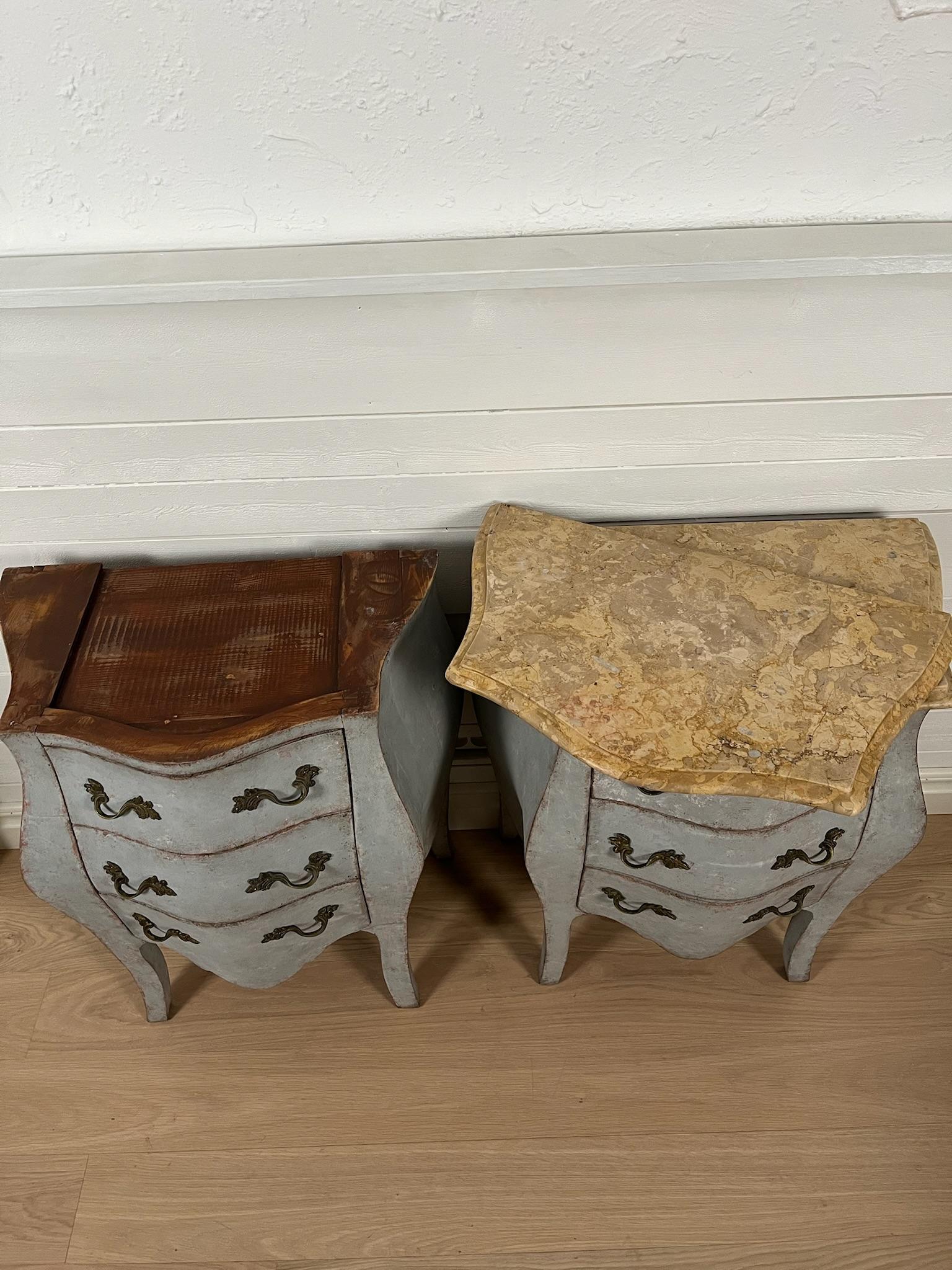 Pareja de pequeñas cómodas / mesillas de noche rococó bombe - Siglo XX siglo XX en venta