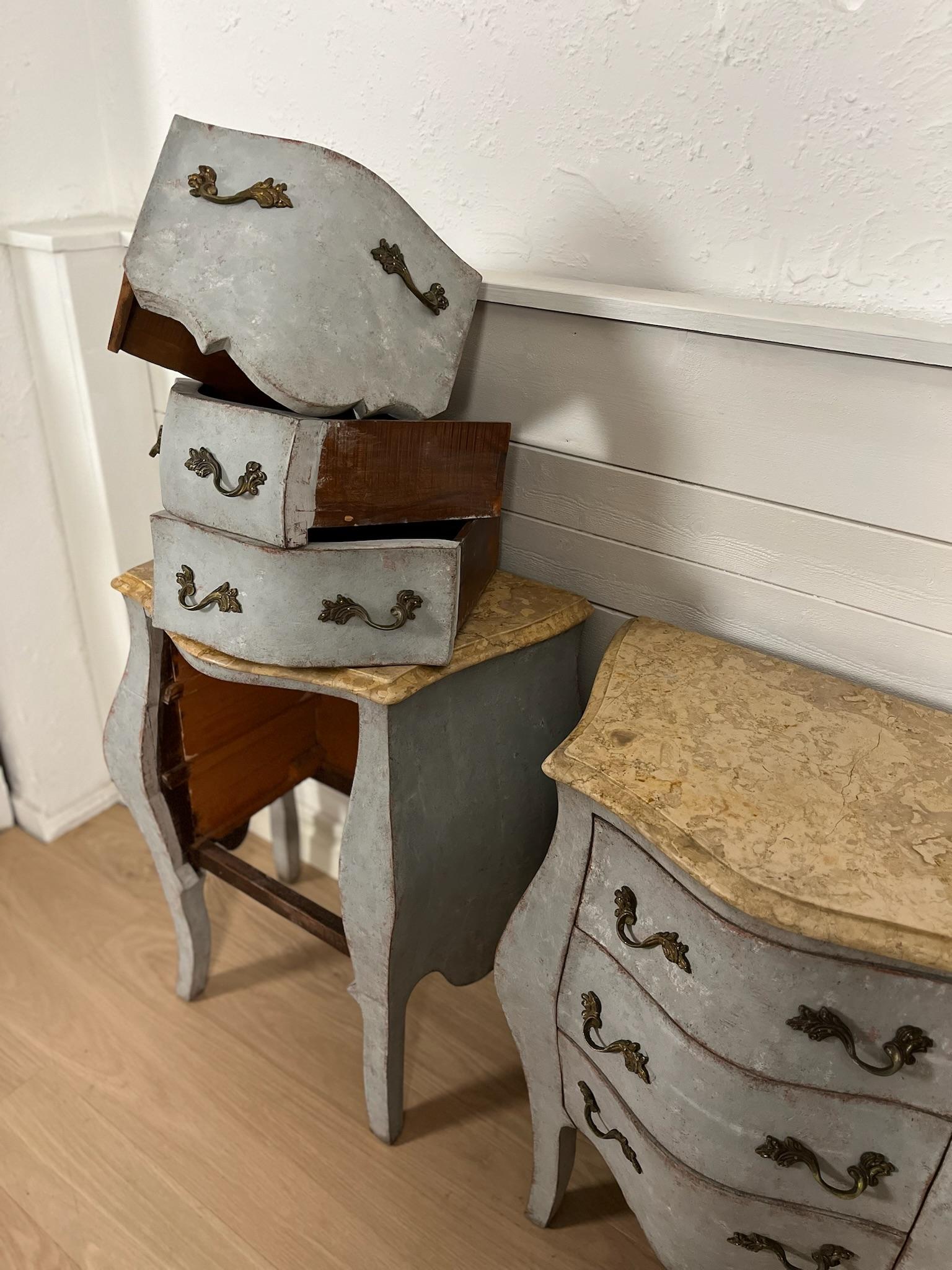 Pareja de pequeñas cómodas / mesillas de noche rococó bombe - Siglo XX Madera en venta
