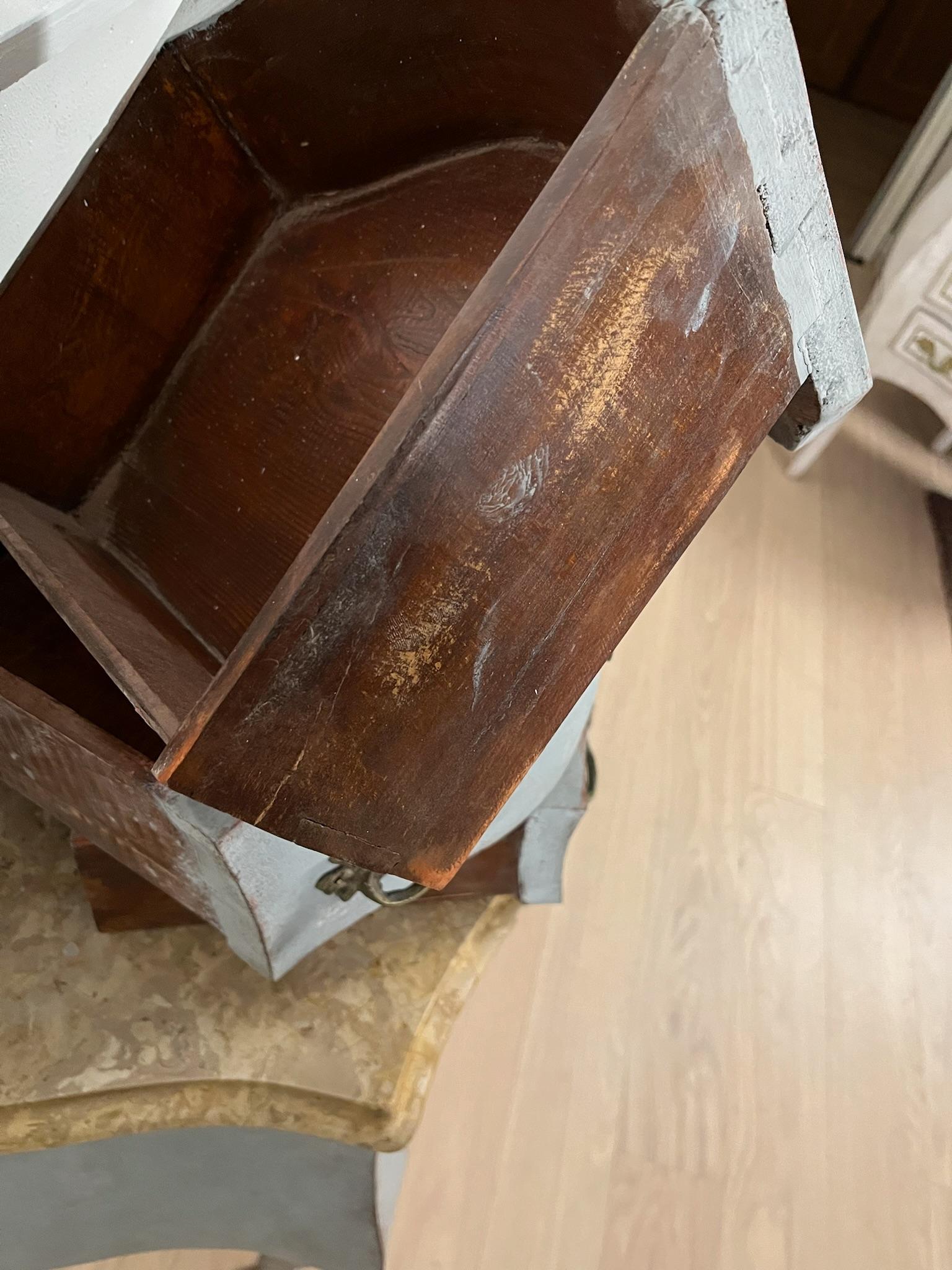 Pareja de pequeñas cómodas / mesillas de noche rococó bombe - Siglo XX en venta 1