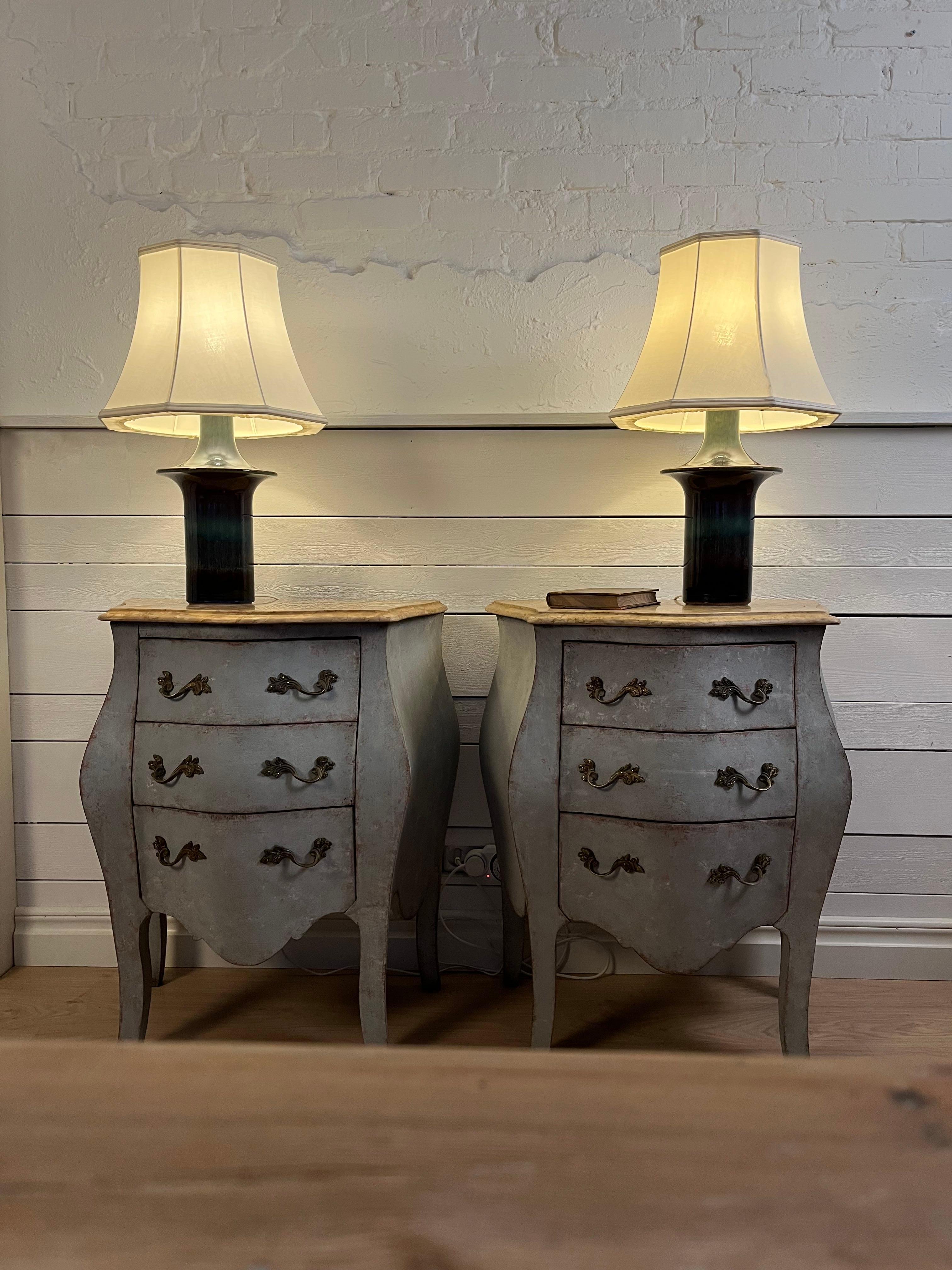 Pareja de pequeñas cómodas / mesillas de noche rococó bombe - Siglo XX en venta 2