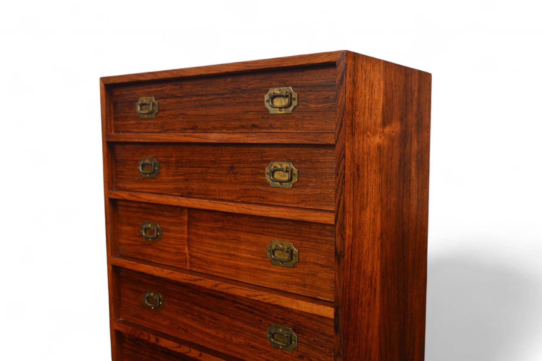Origine : Danemark
Designer : Henning Koch
Fabricant : Silkeborg Møbelfabrik
Époque : années 1960
Matériaux : Bois de rose
Dimensions : 17.75″ de largeur x 12″ de profondeur x 23.75″ de hauteur