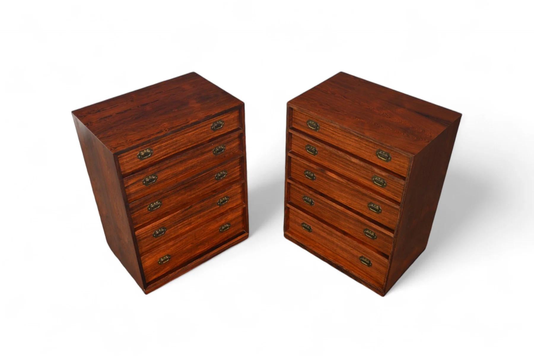 Origen: Dinamarca
Diseñador: Henning Koch
Fabricante: Silkeborg Møbelfabrik
Época: años 60
Materiales: Palo de rosa
Medidas: 17,75″ ancho x 12″ fondo x 23,75″ alto