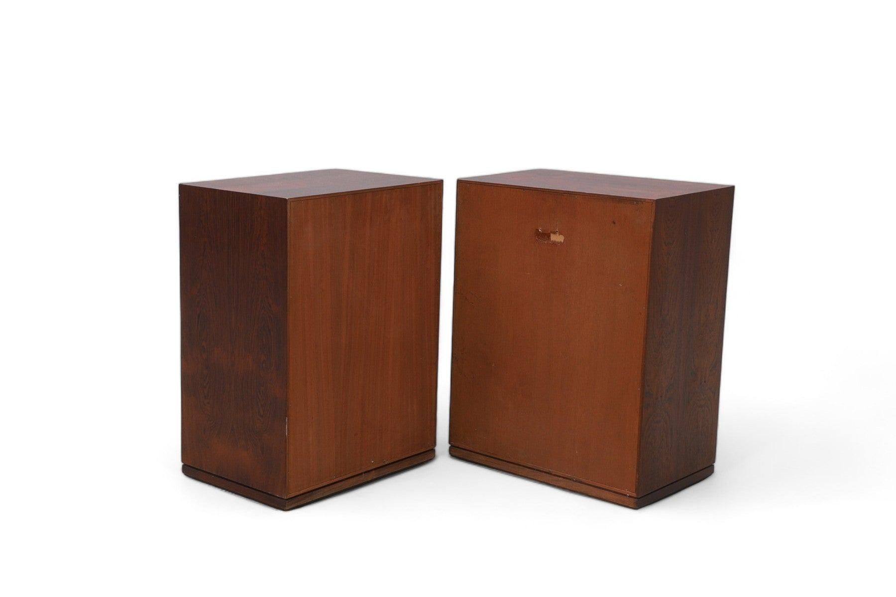 Origine : Danemark
Designer : Henning Koch
Fabricant : Silkeborg Møbelfabrik
Époque : années 1960
Matériaux : Bois de rose
Dimensions : 17.75″ de largeur x 12″ de profondeur x 23.75″ de hauteur
