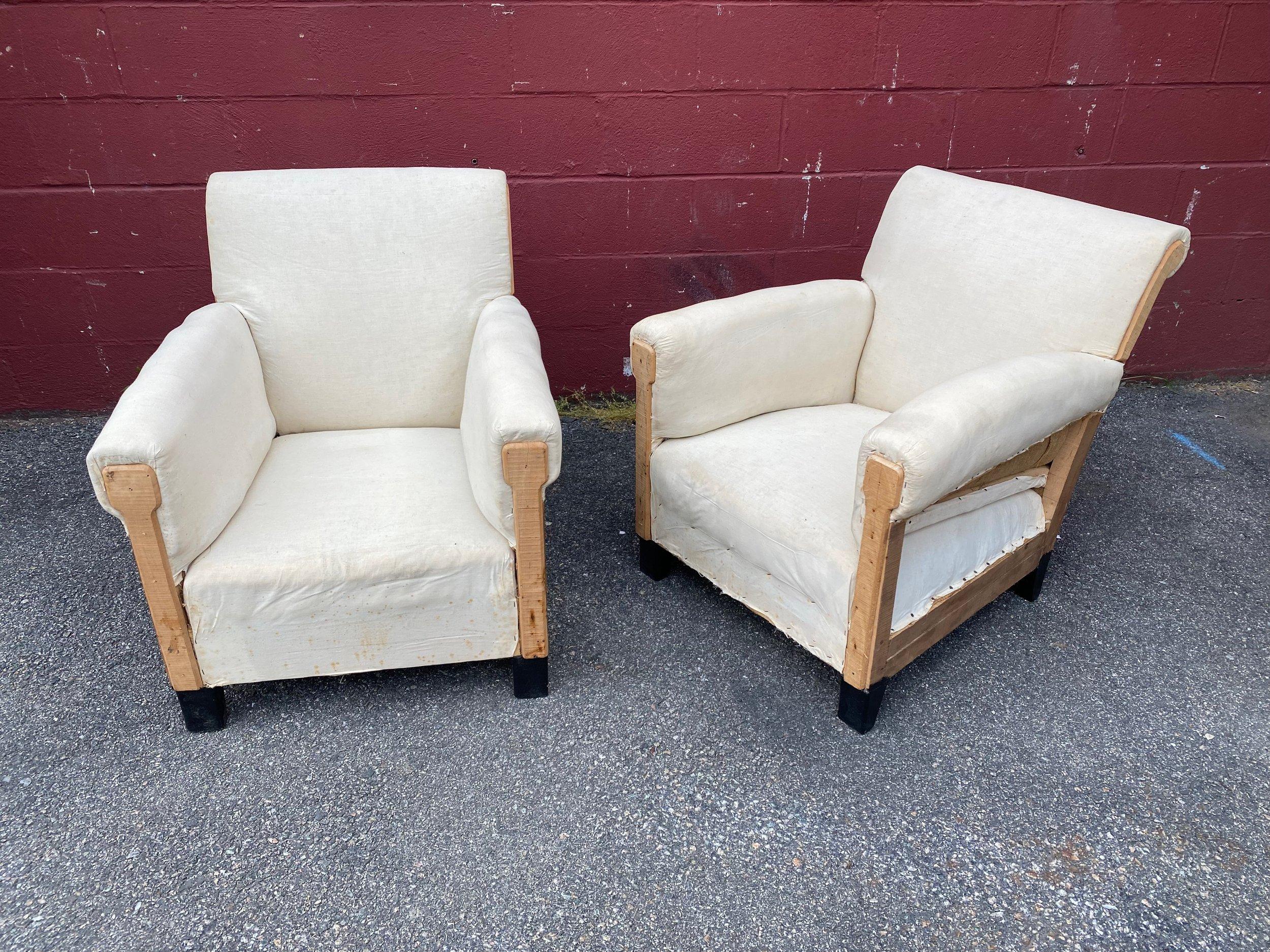 Take your lounge to new levels of French sophistication and timeless style with this beautiful pair of mid century modern club chairs. With classic French design and a chic update, these chairs are the perfect way to create an exclusive ambiance