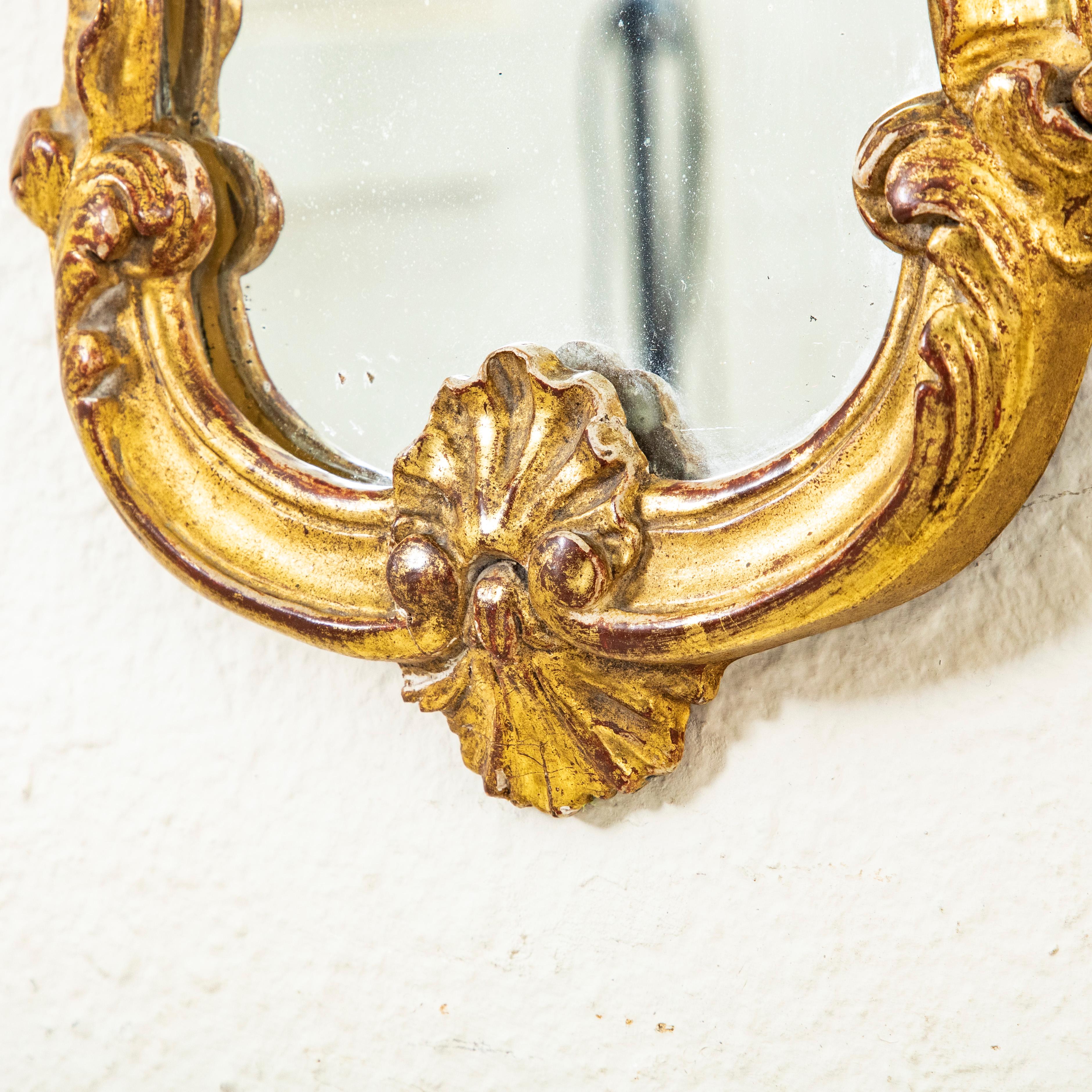 Coppia di specchi in legno dorato di piccole dimensioni in stile Reggenza francese dei primi del Novecento in vendita 3