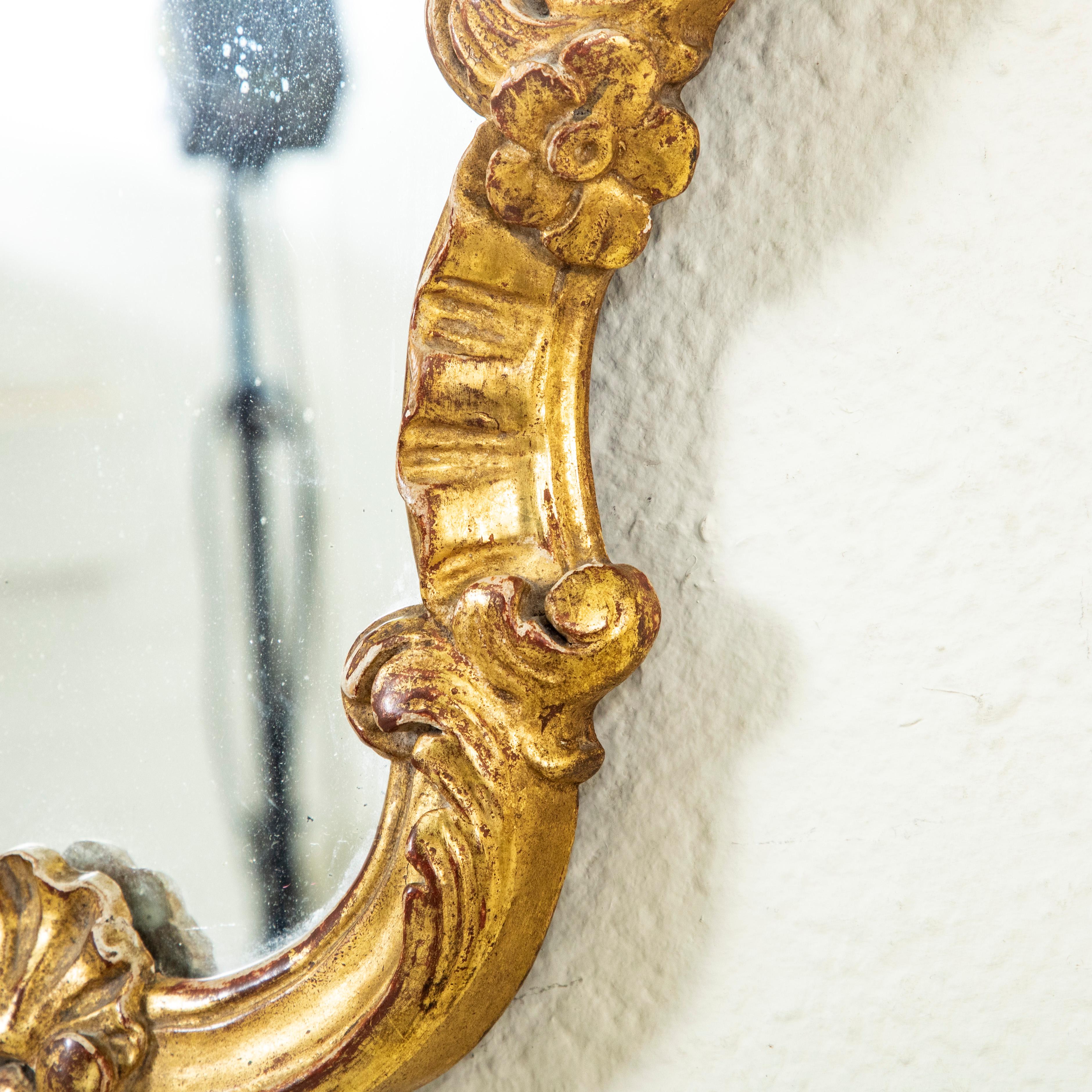 Coppia di specchi in legno dorato di piccole dimensioni in stile Reggenza francese dei primi del Novecento in vendita 4