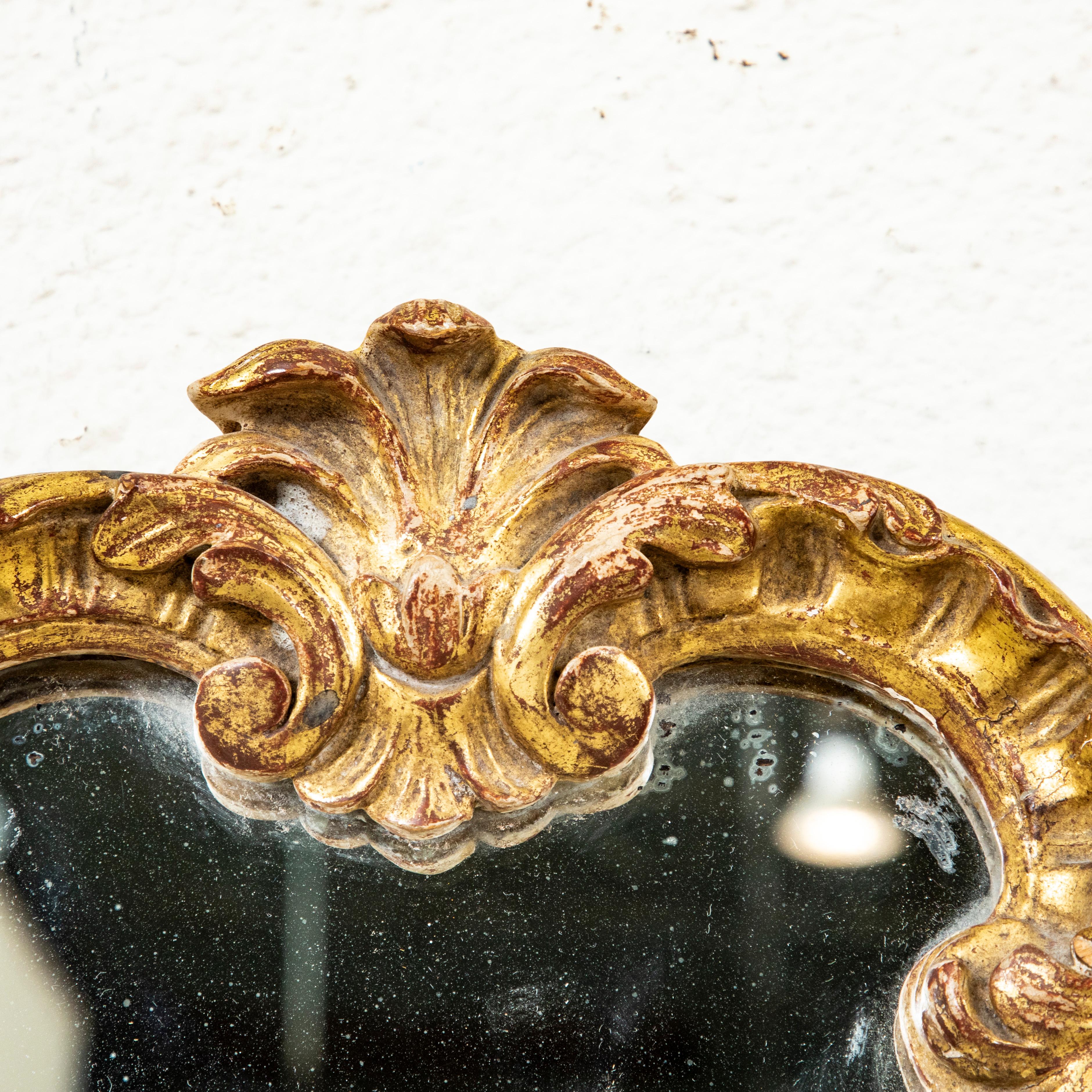 Coppia di specchi in legno dorato di piccole dimensioni in stile Reggenza francese dei primi del Novecento in vendita 7