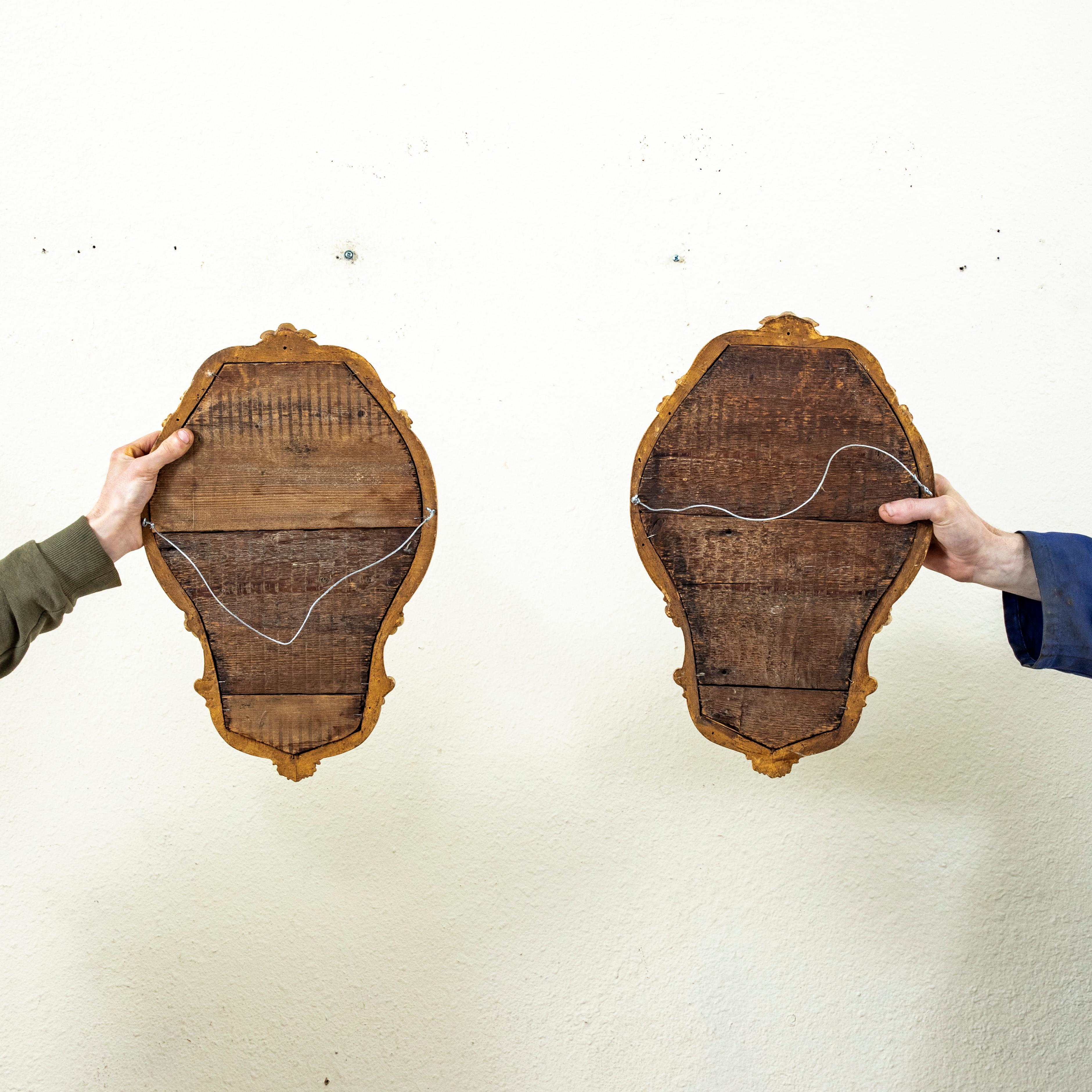 Coppia di specchi in legno dorato di piccole dimensioni in stile Reggenza francese dei primi del Novecento in vendita 8