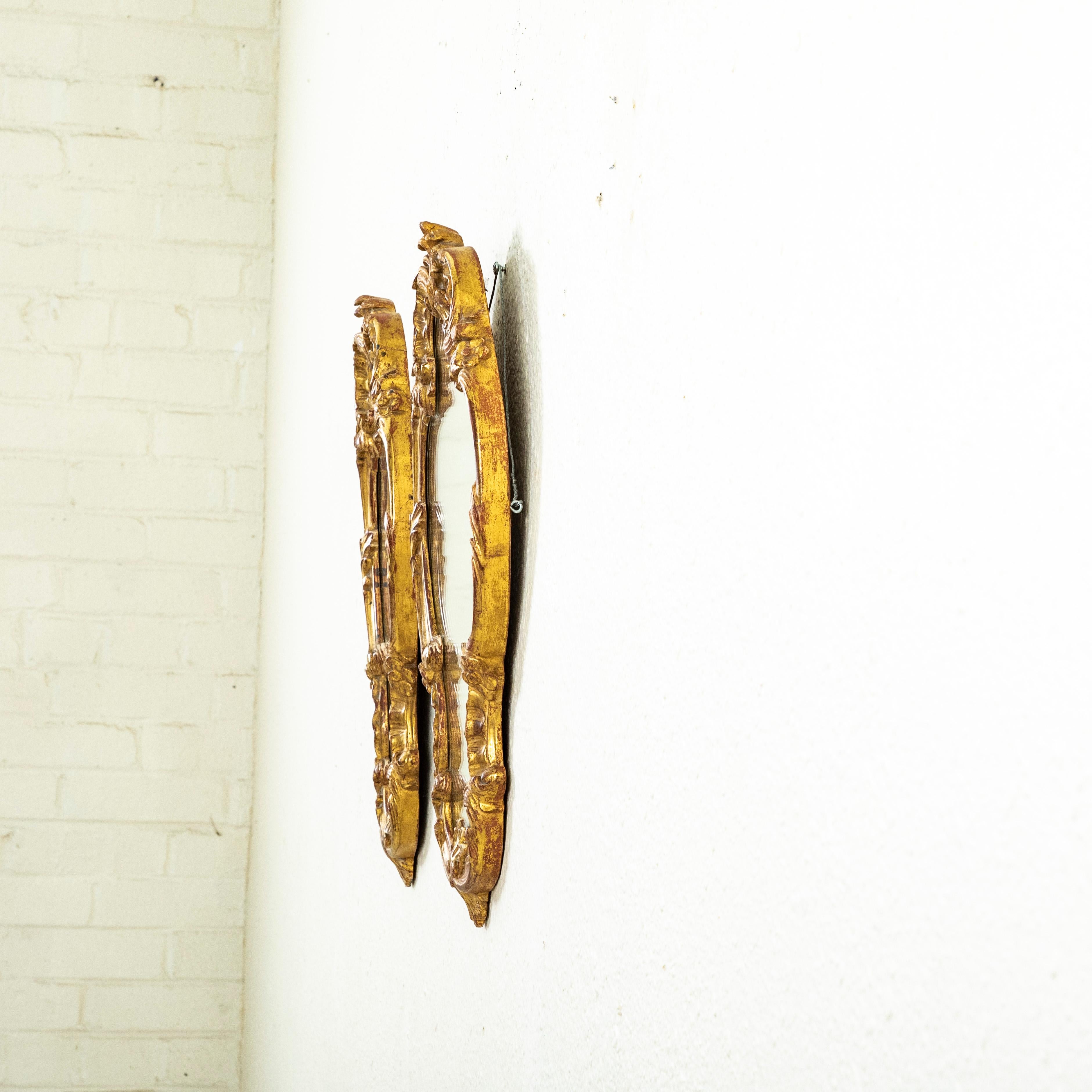 Regency Coppia di specchi in legno dorato di piccole dimensioni in stile Reggenza francese dei primi del Novecento in vendita