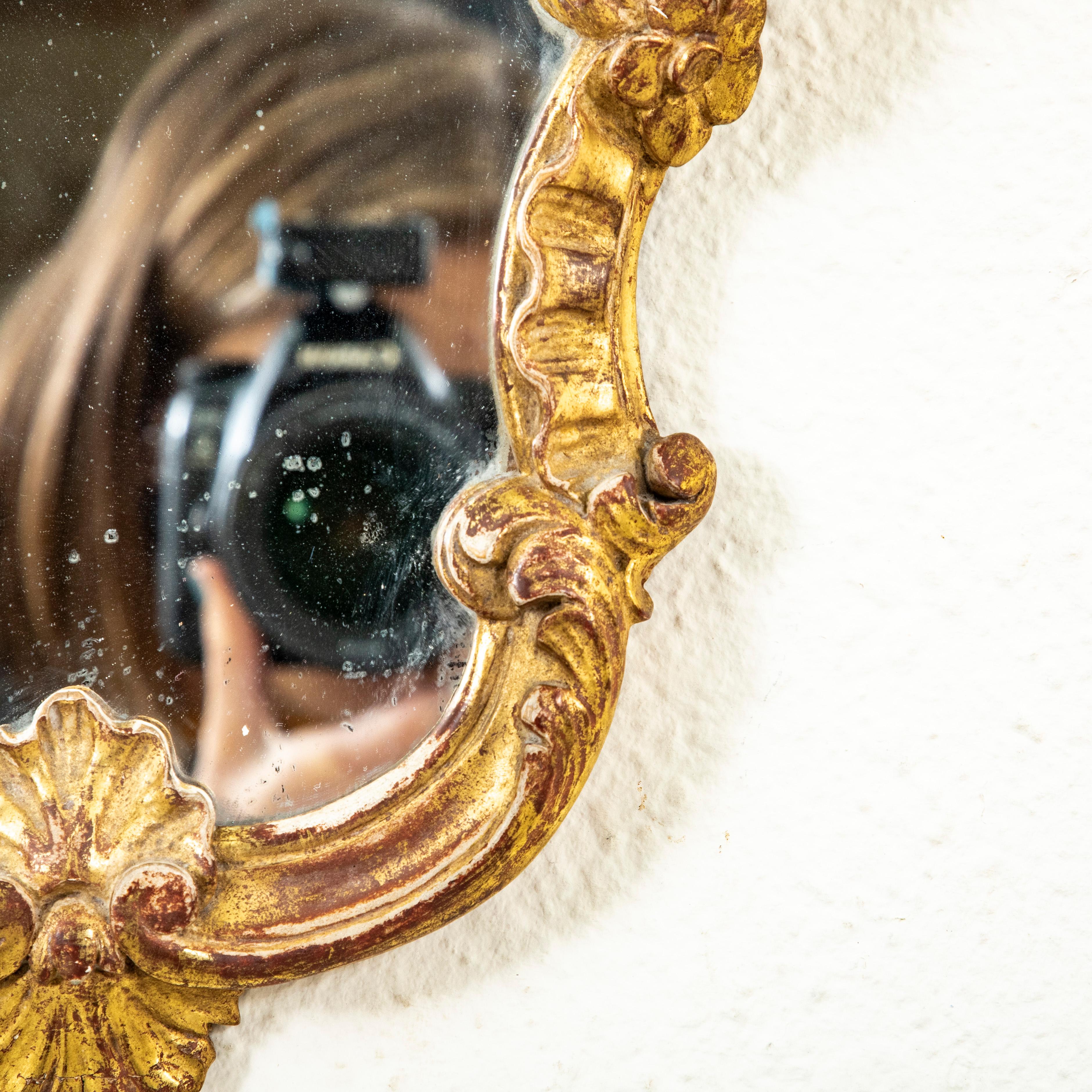 Coppia di specchi in legno dorato di piccole dimensioni in stile Reggenza francese dei primi del Novecento in vendita 1