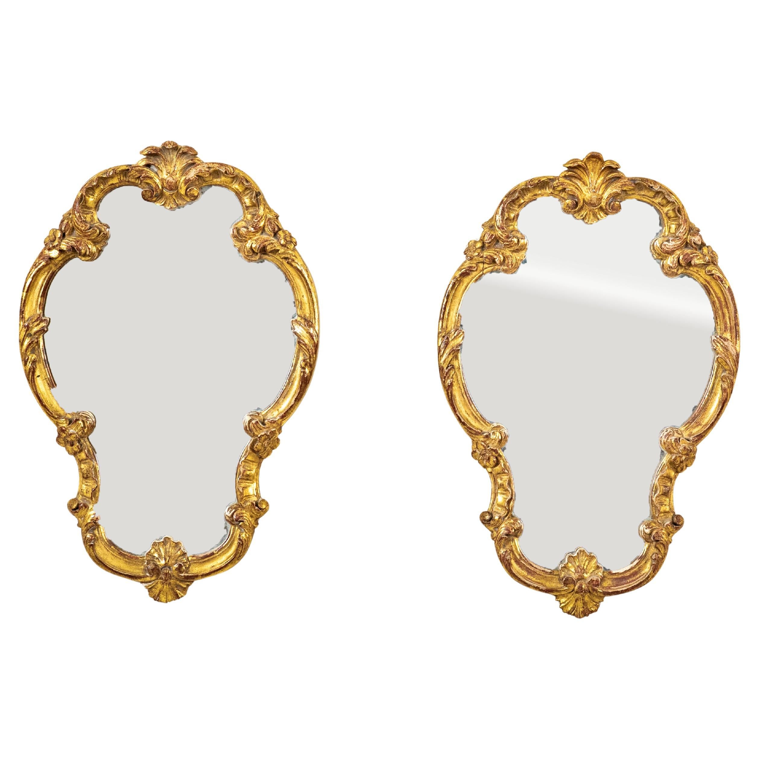 Coppia di specchi in legno dorato di piccole dimensioni in stile Reggenza francese dei primi del Novecento