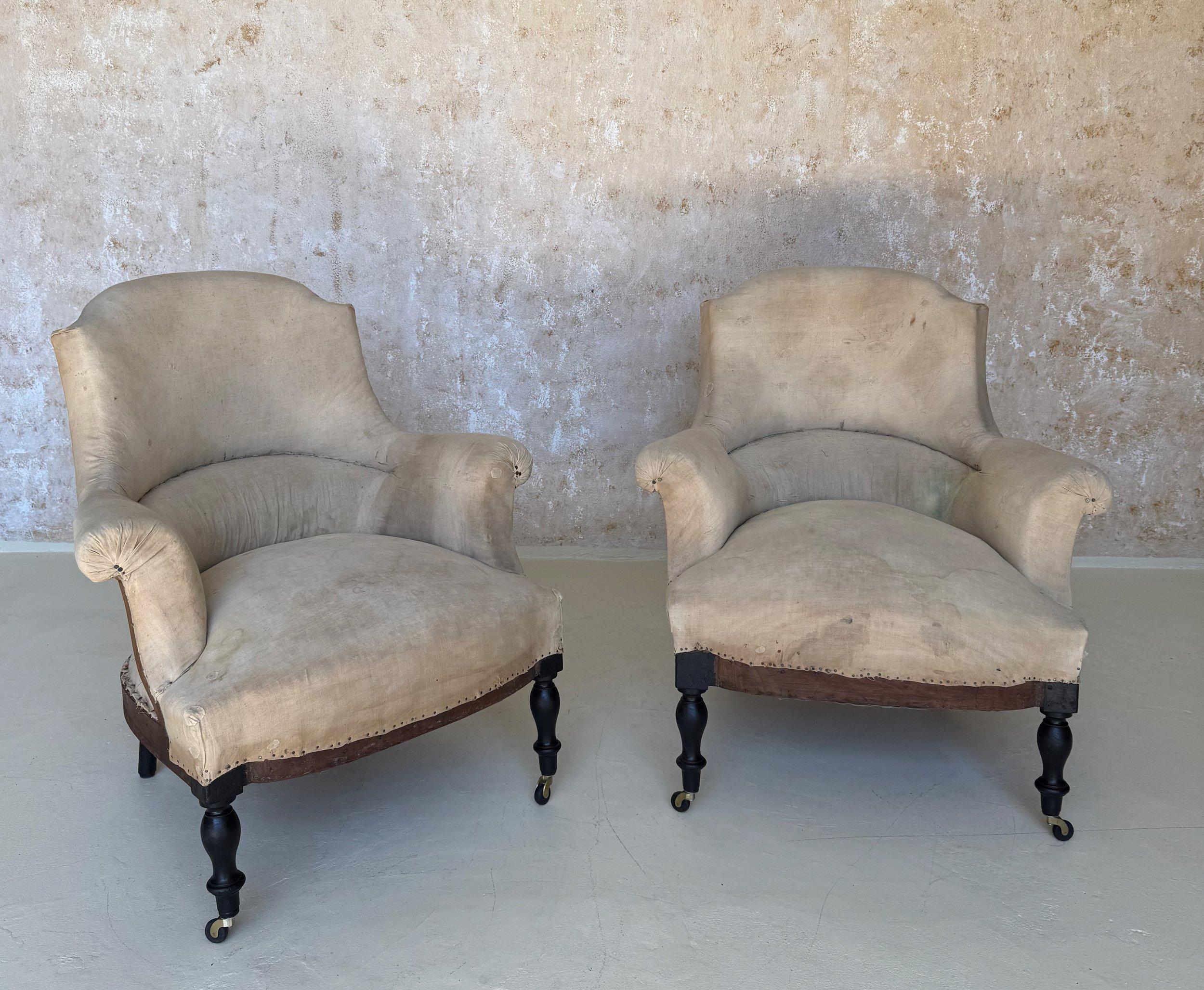 Un'elegante coppia di poltroncine francesi del XIX secolo in stile Napoleone III con graziosi schienali arrotondati e braccioli delicatamente svasati.

Queste poltrone francesi Napoleone III in scala ridotta presentano deliziose gambe tornite,