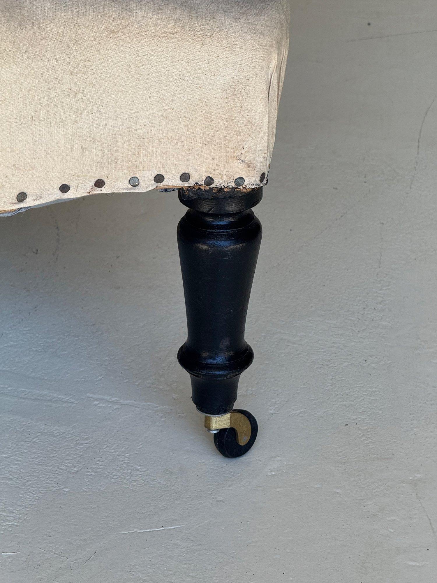 Coppia di poltrone francesi Napoleone III di piccole dimensioni con imbottitura a diamante in vendita 7