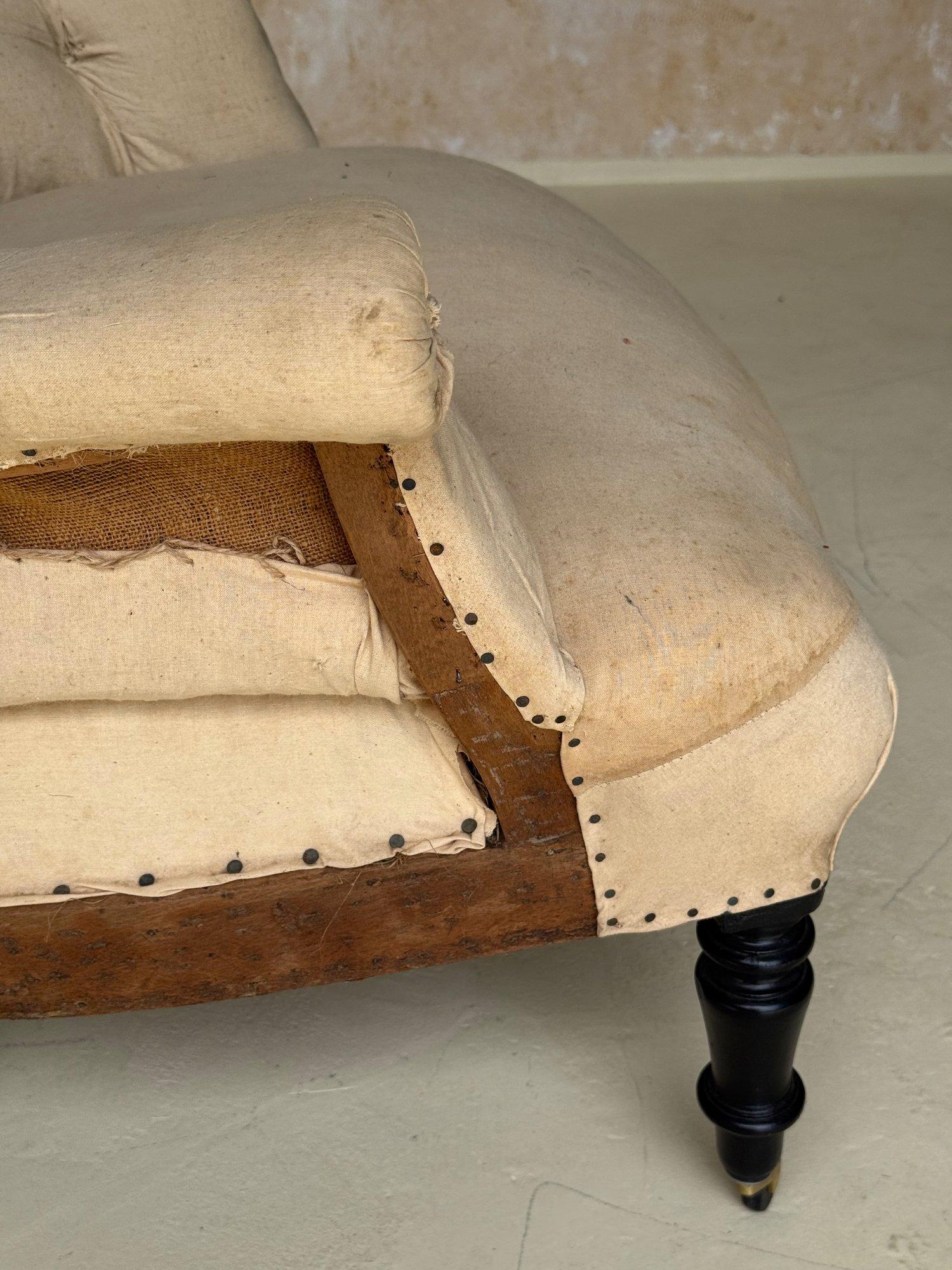 Coppia di poltrone francesi Napoleone III di piccole dimensioni con imbottitura a diamante in vendita 7