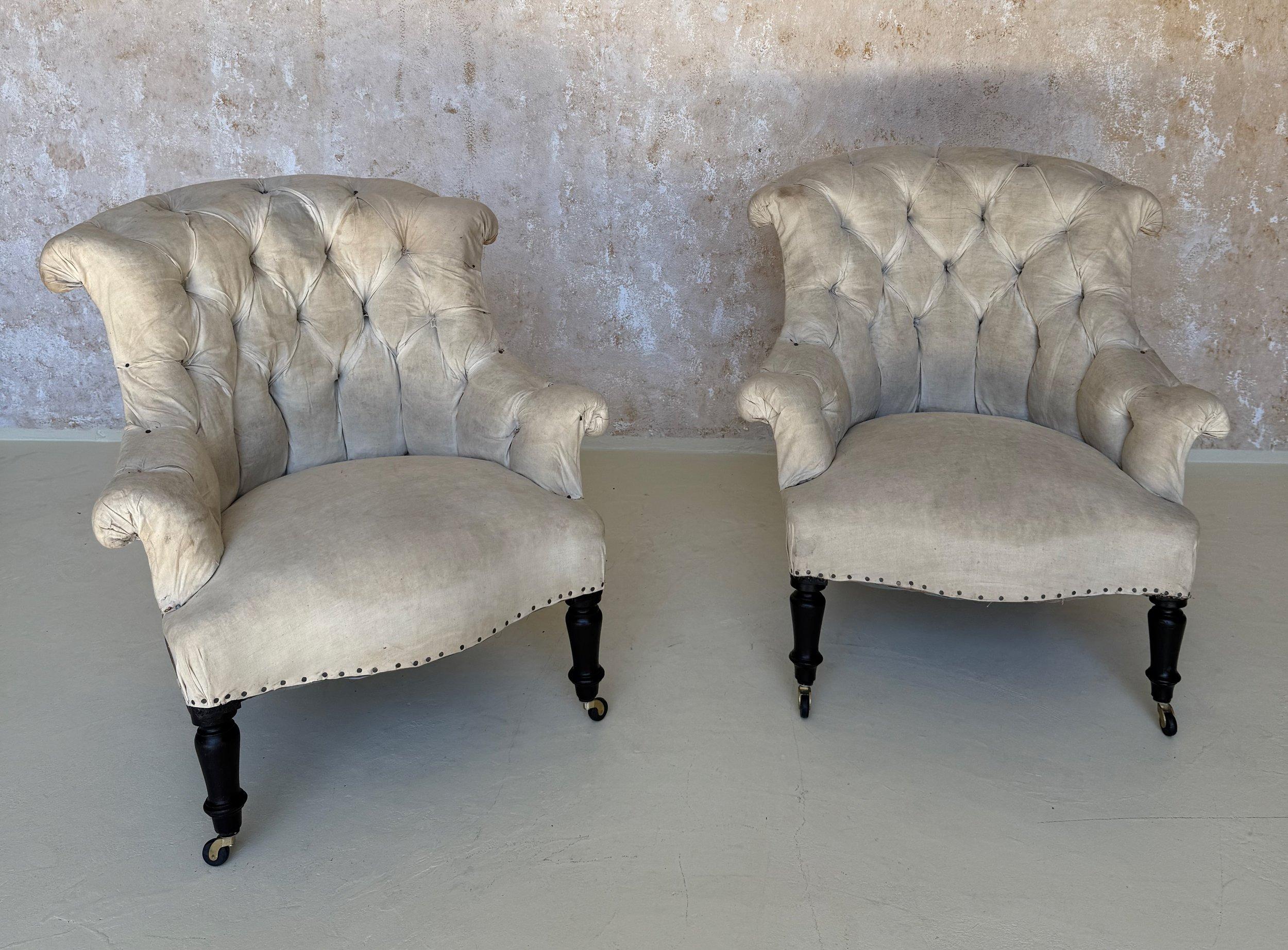 Una magnifica coppia di poltrone in scala ridotta in stile Napoleone III francese del XIX secolo con schienali e braccioli elegantemente arcuati con ciuffi a diamante.

Queste poltroncine francesi del XIX secolo sono caratterizzate da graziose gambe