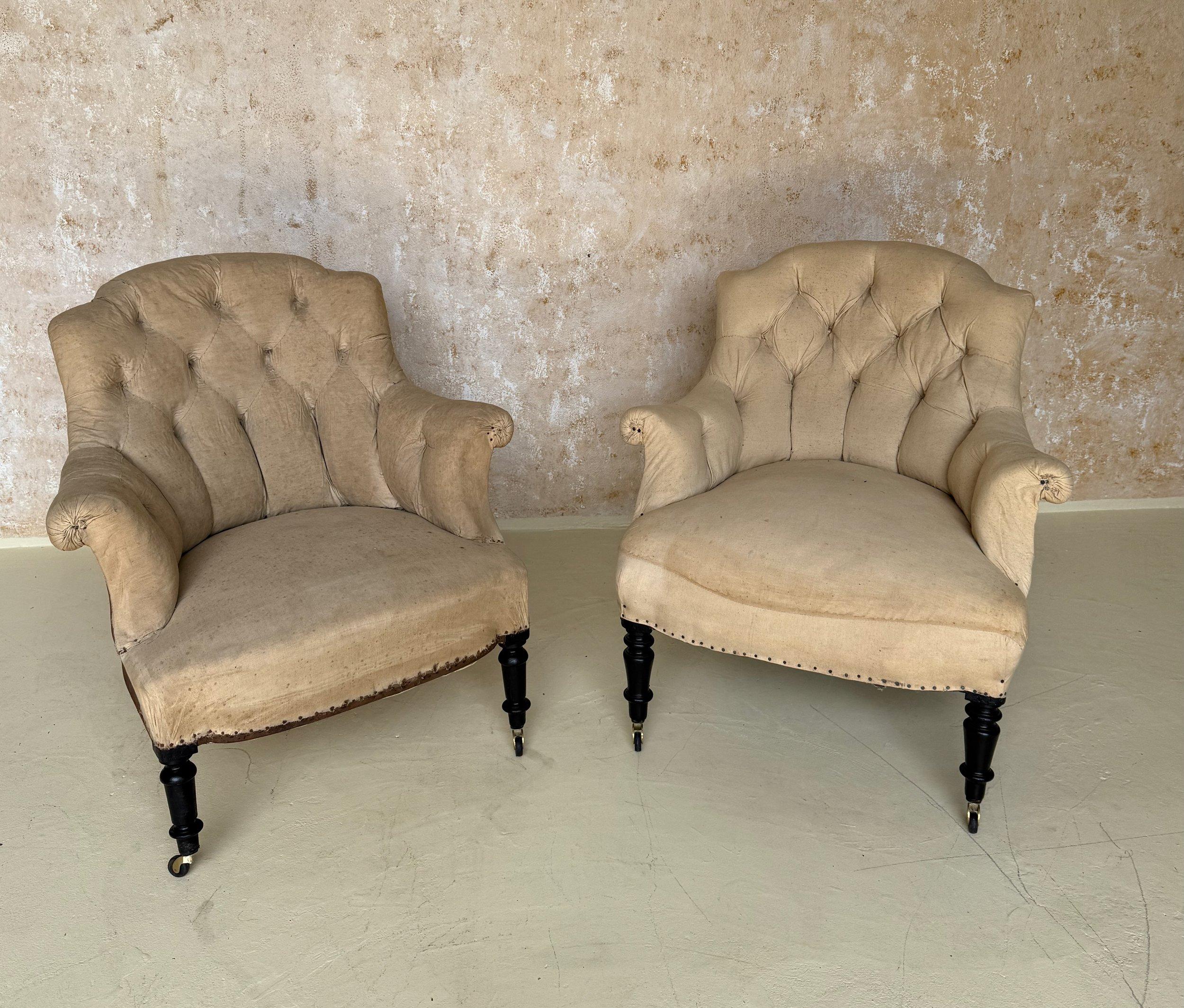 schienali dolcemente curvi con ciuffi a diamante.

Queste deliziose poltrone francesi Napoleone III in scala ridotta sono caratterizzate da belle gambe tornite e braccioli graziosamente curvati. I classici schienali 