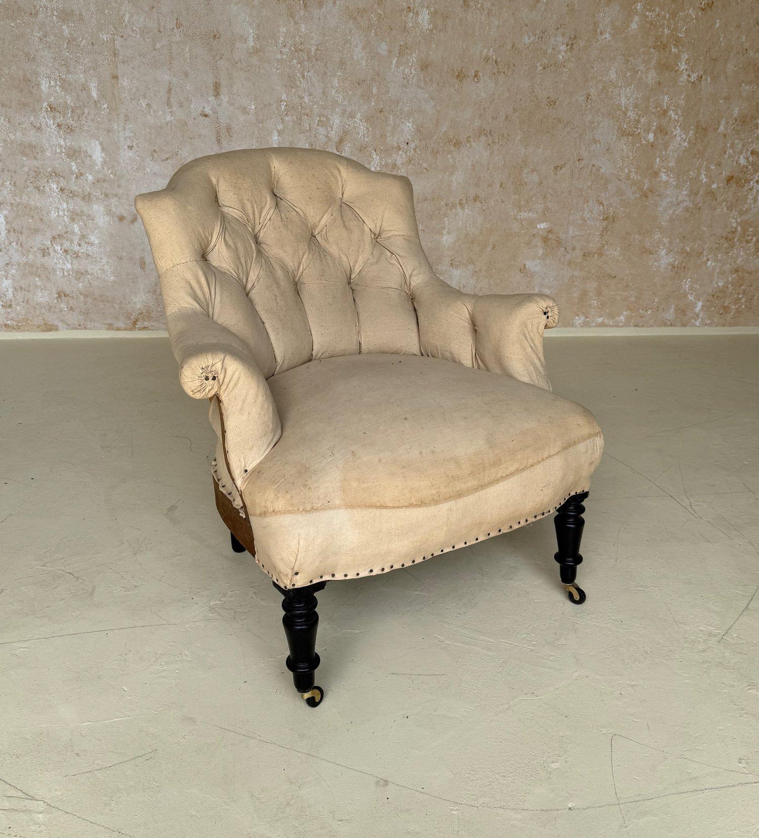 Coppia di poltrone francesi Napoleone III di piccole dimensioni con imbottitura a diamante In condizioni buone in vendita a Buchanan, NY