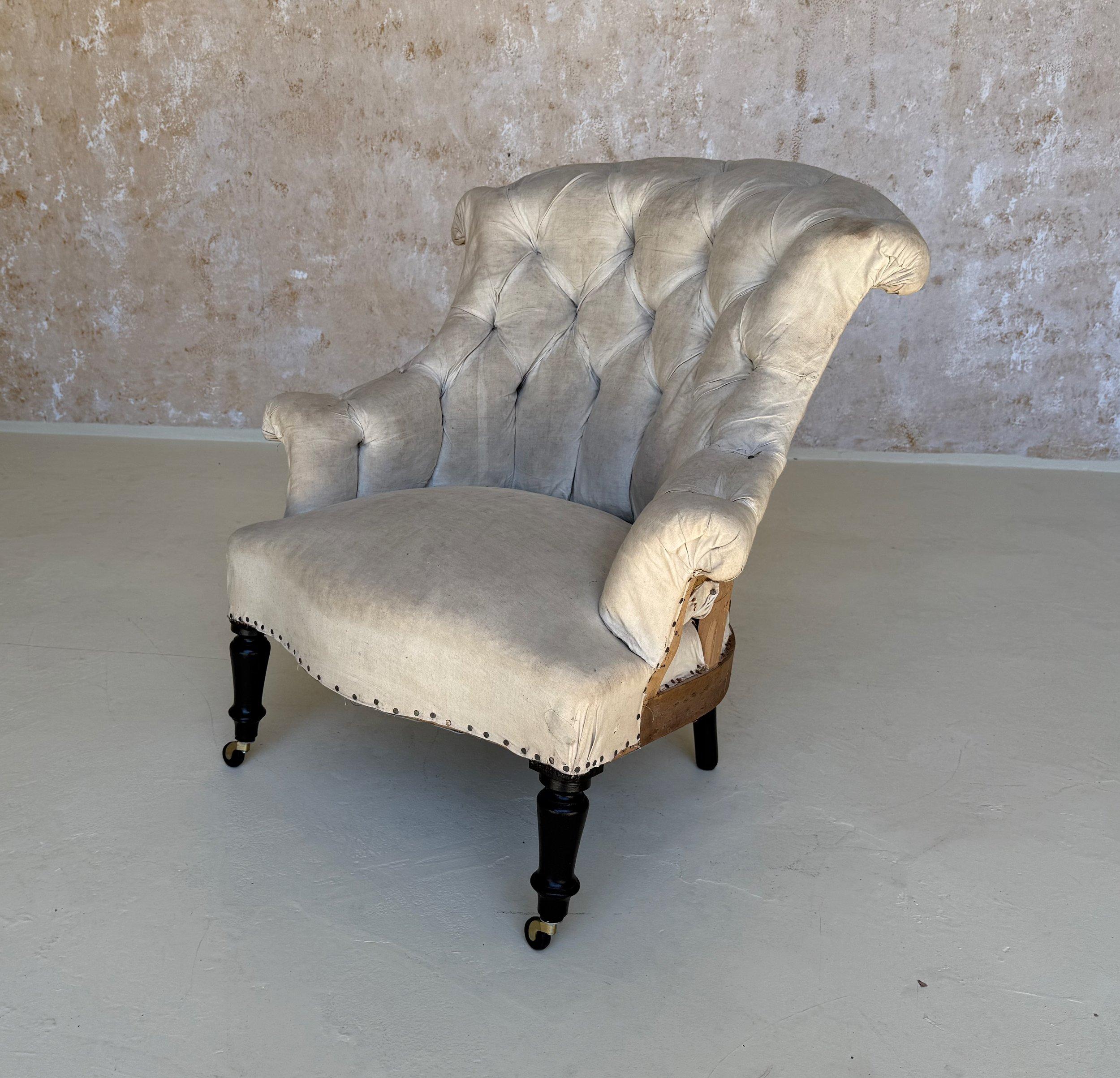Coppia di poltrone francesi Napoleone III di piccole dimensioni con imbottitura a diamante in vendita 1