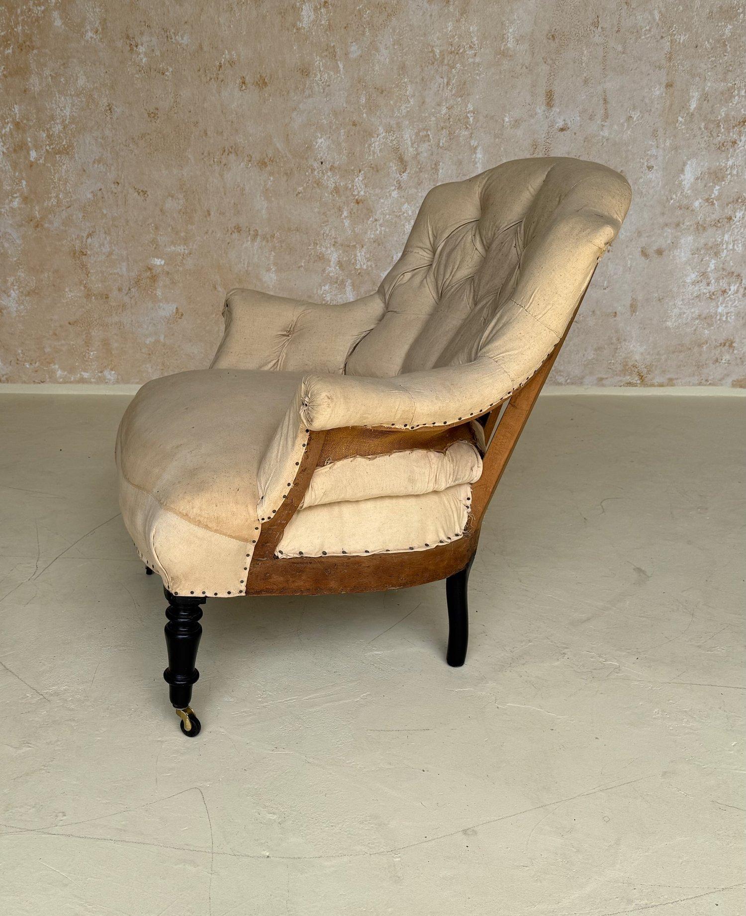 Coppia di poltrone francesi Napoleone III di piccole dimensioni con imbottitura a diamante in vendita 2