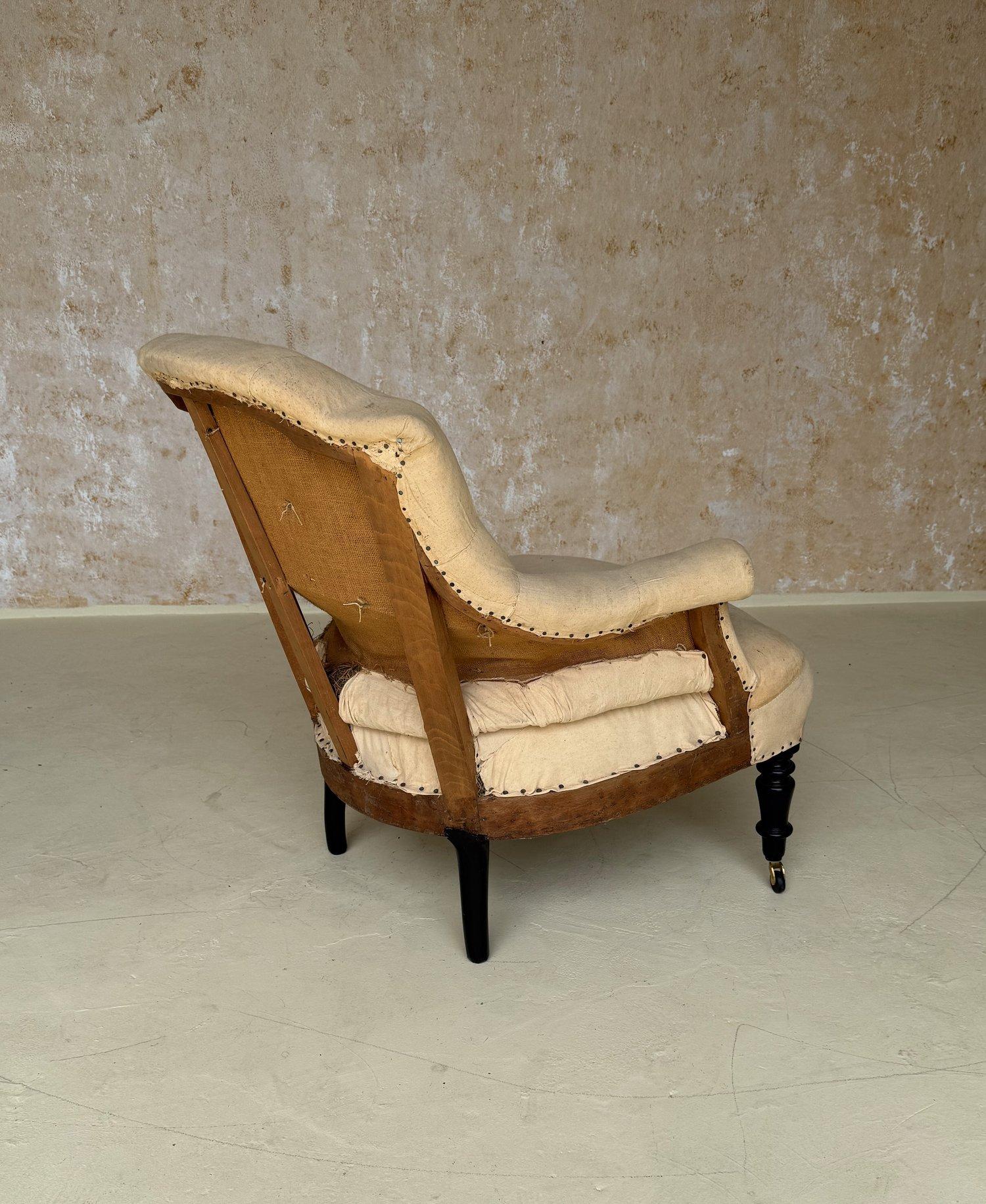 Coppia di poltrone francesi Napoleone III di piccole dimensioni con imbottitura a diamante in vendita 3