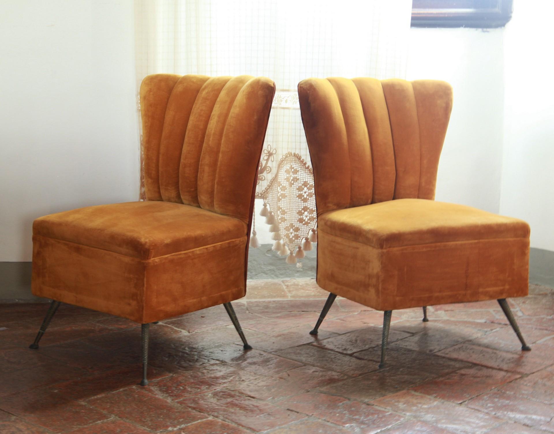 Two charming small scallop upholstered chairs. Part of the same set (see last photo). The chairs have an incredible care for details. 
Brass legs are in casting fusion and are probably made to represent fish or reptile skin. 
The quality of