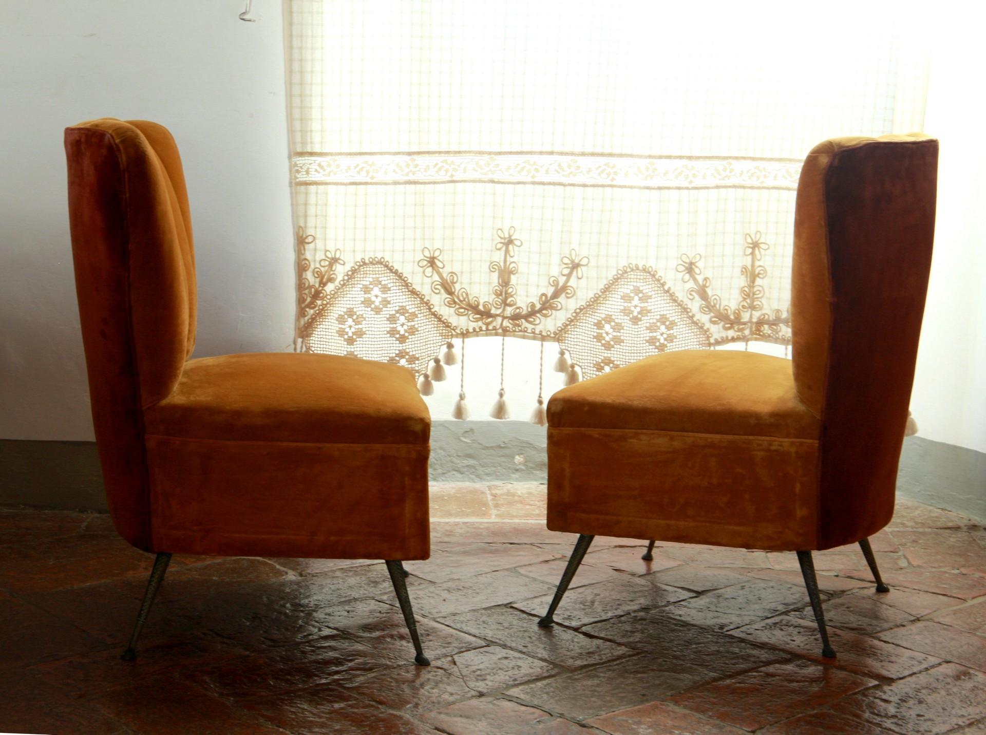 Pair of Small Scallop Chairs, Brass Cast Feet Original Velvet, Casa E Giardino In Fair Condition In Tavarnelle val di Pesa, Florence