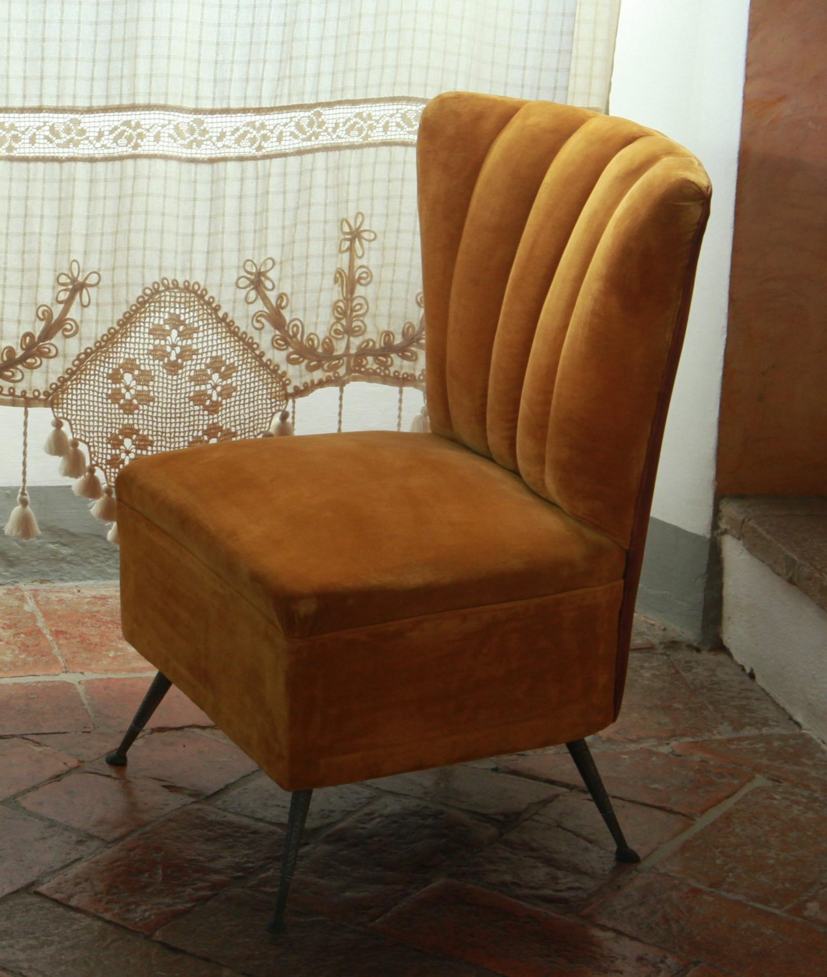 20th Century Pair of Small Scallop Chairs, Brass Cast Feet Original Velvet, Casa E Giardino
