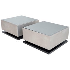 Paire de petites tables d'appoint avec plateau en verre miroir