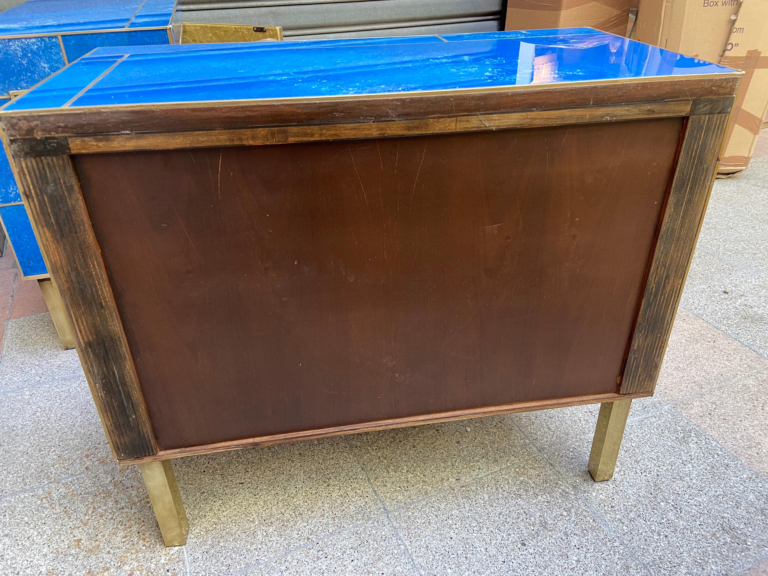 Pair of small sideboards / nightstands 2 doors

Blue tinted glass and brass

Italy

L76,5xP39xH66 cm 

Circa 1970