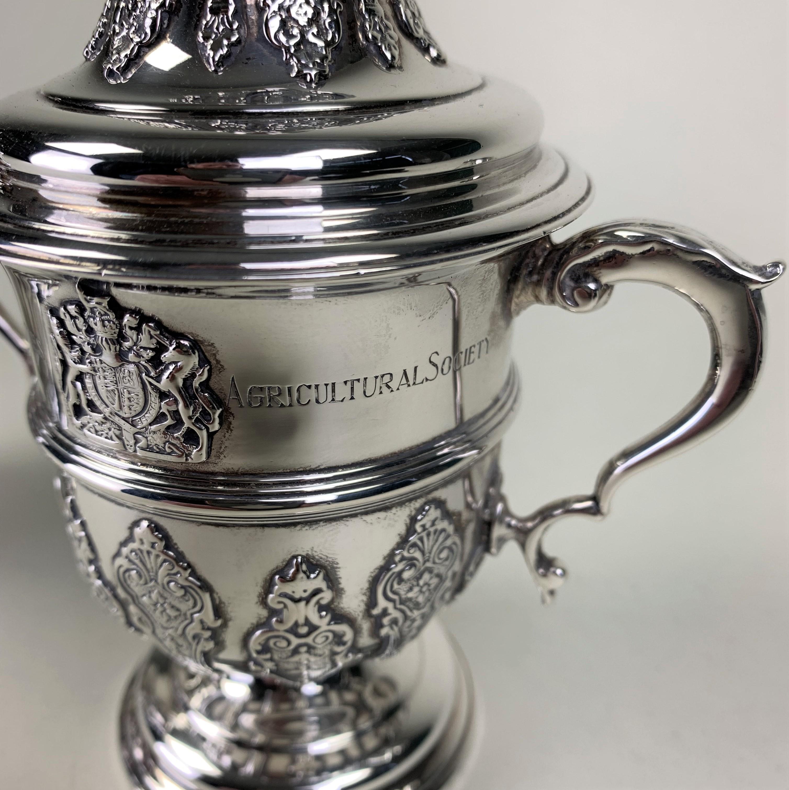 Inglese Coppia di piccole coppe d'argento del Trofeo Garrard per la mandria campione del diario in vendita