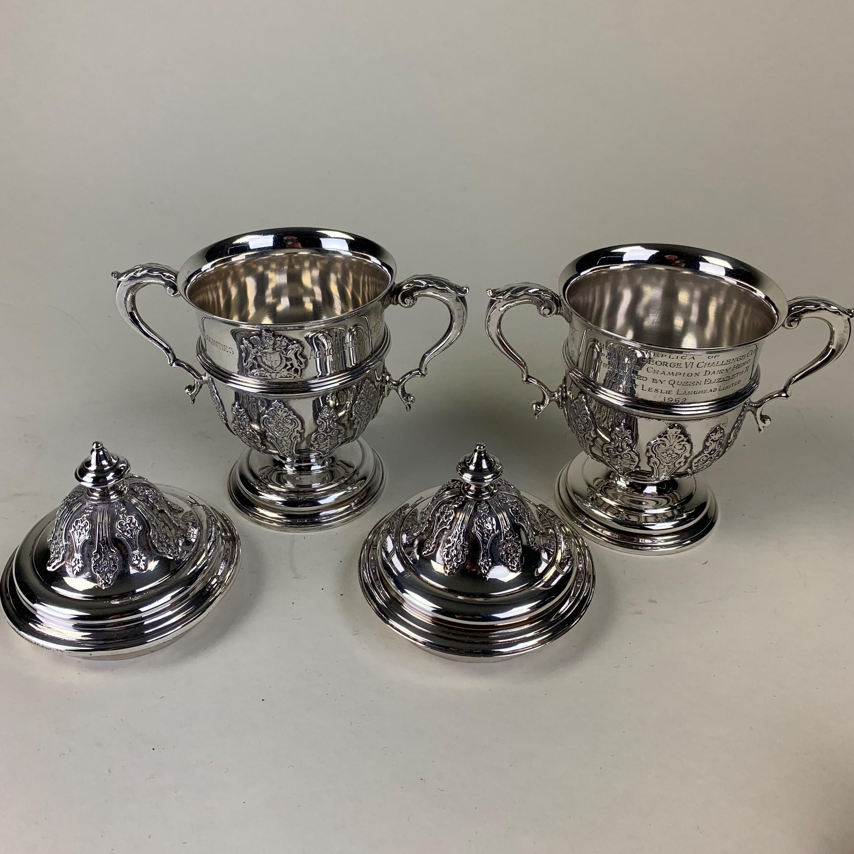 Argent Paire de petites tasses à trophée en argent Garrard pour le champion Diary Herd en vente