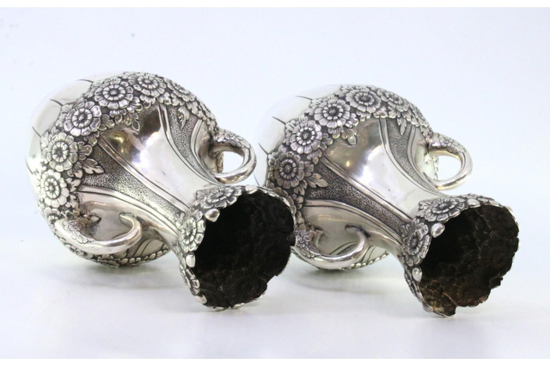 Pair of small silver jugs with floral motifs and embossed garlands In Good Condition For Sale In Porto, PT