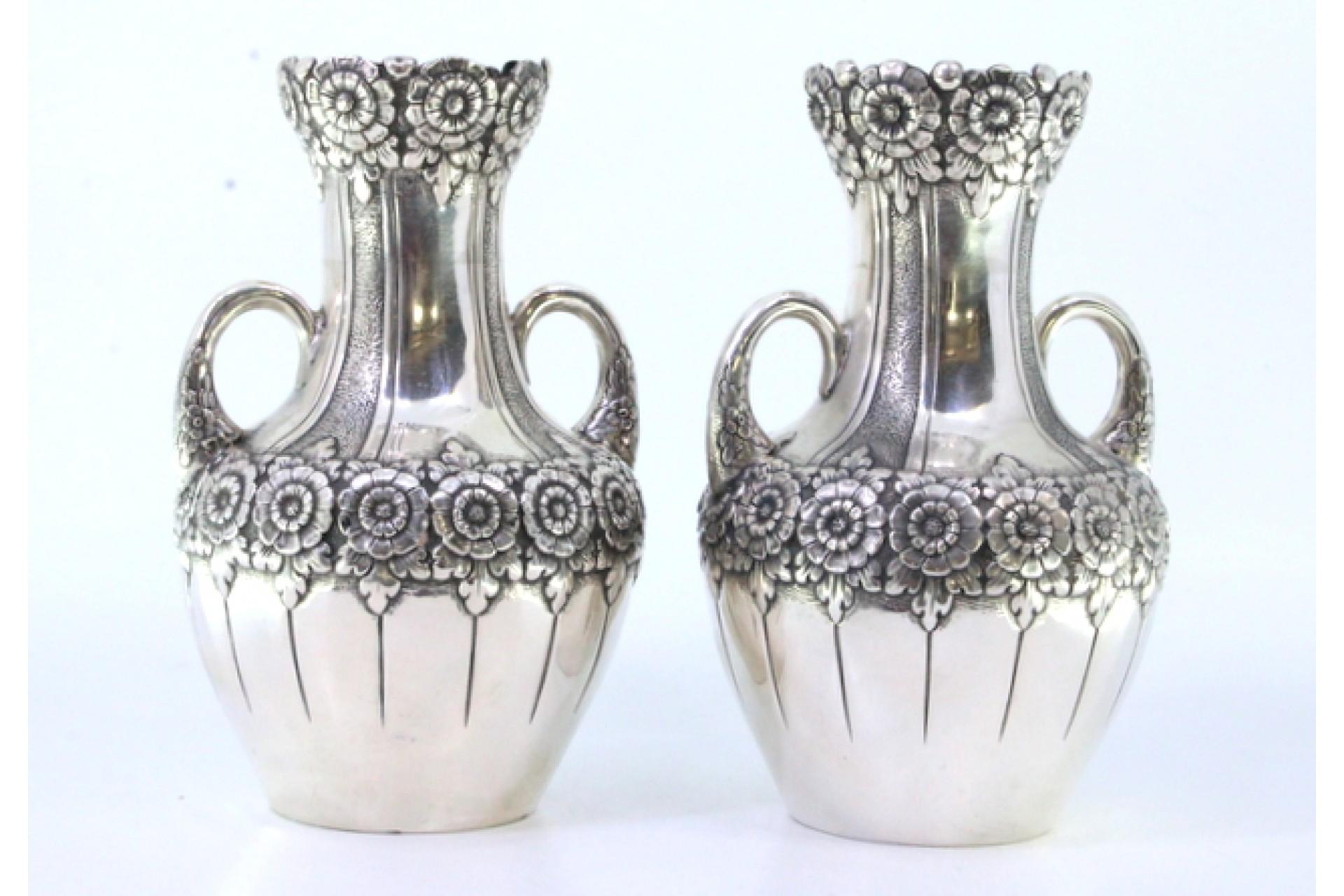 19th Century Pair of small silver jugs with floral motifs and embossed garlands For Sale