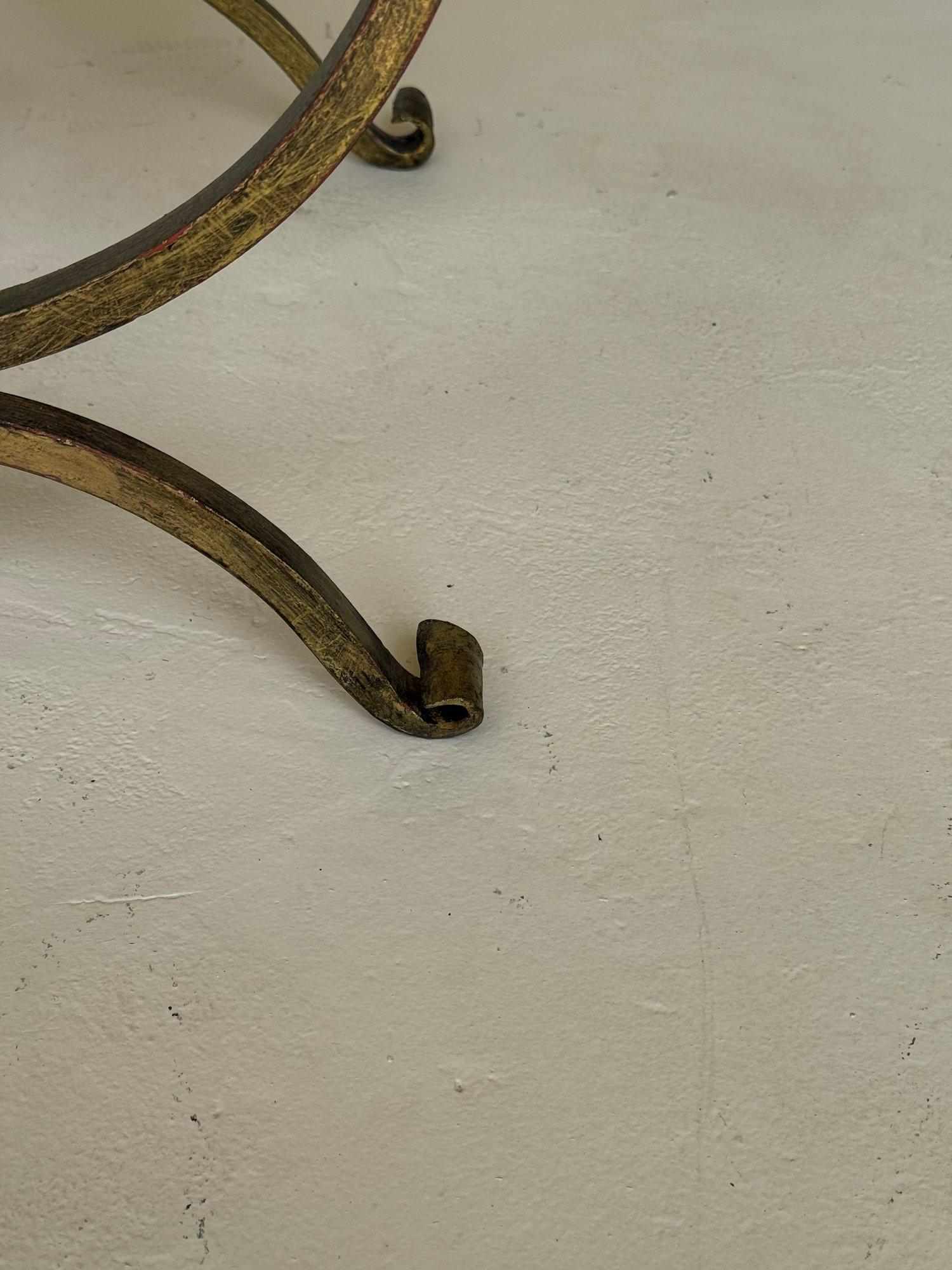 Coppia di piccole panche spagnole in ferro dorato con barelle attorcigliate in vendita 4