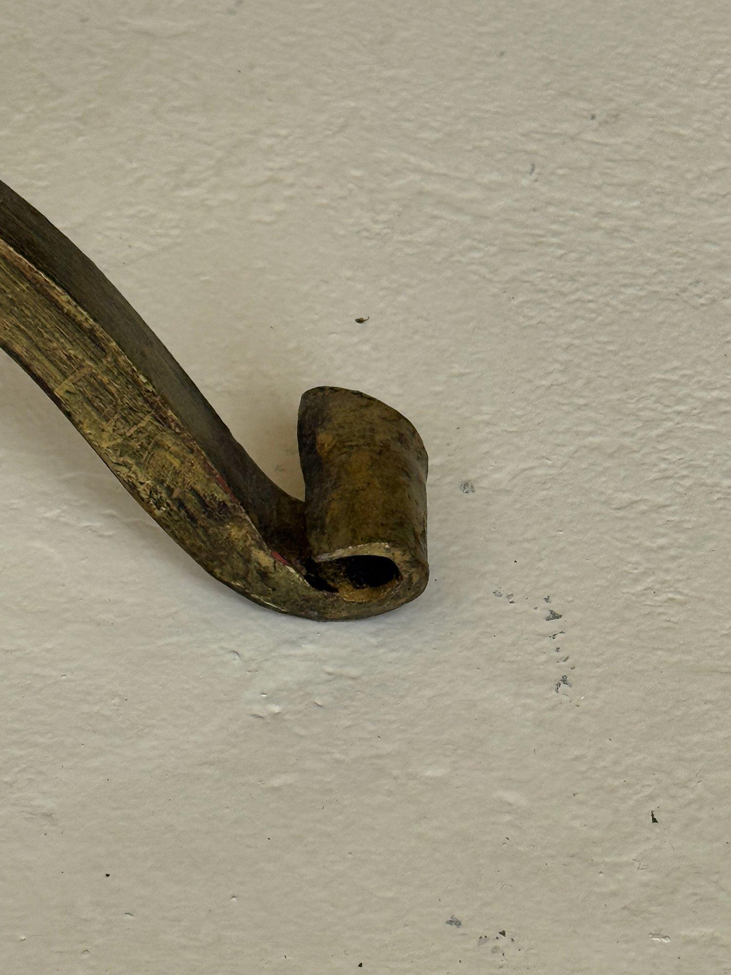 Coppia di piccole panche spagnole in ferro dorato con barelle attorcigliate in vendita 5