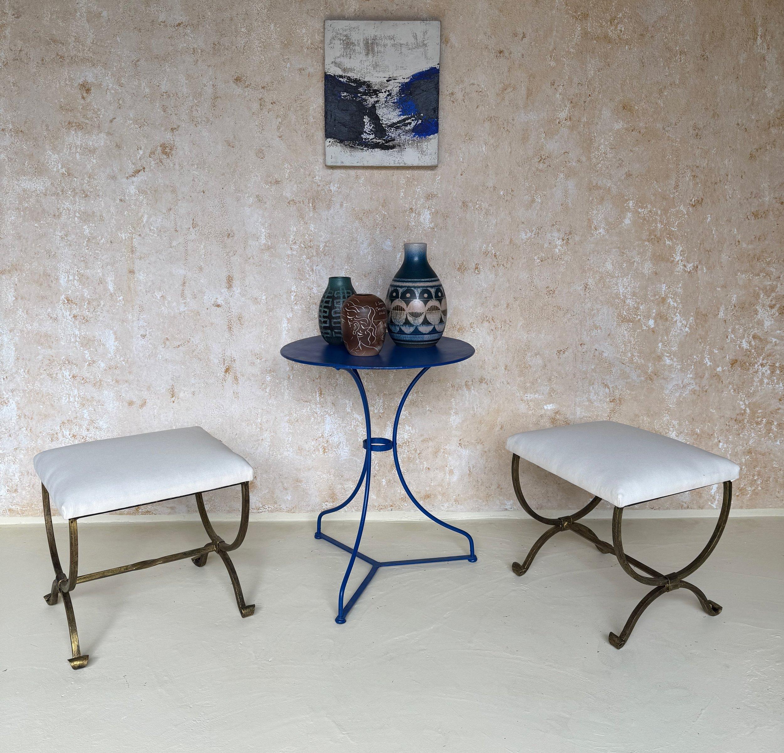 Mid-Century moderno Coppia di piccole panche spagnole in ferro dorato con barelle attorcigliate in vendita