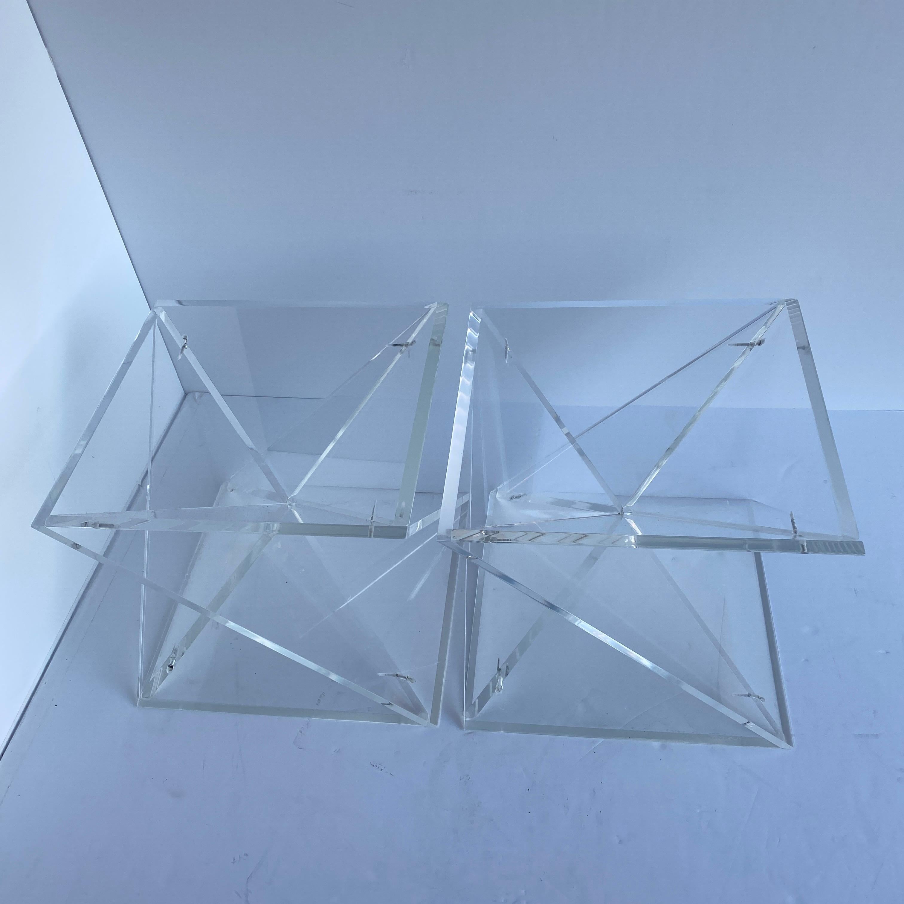Paar kleine quadratische Mid-Century-Beistelltische aus Lucite im Angebot 3