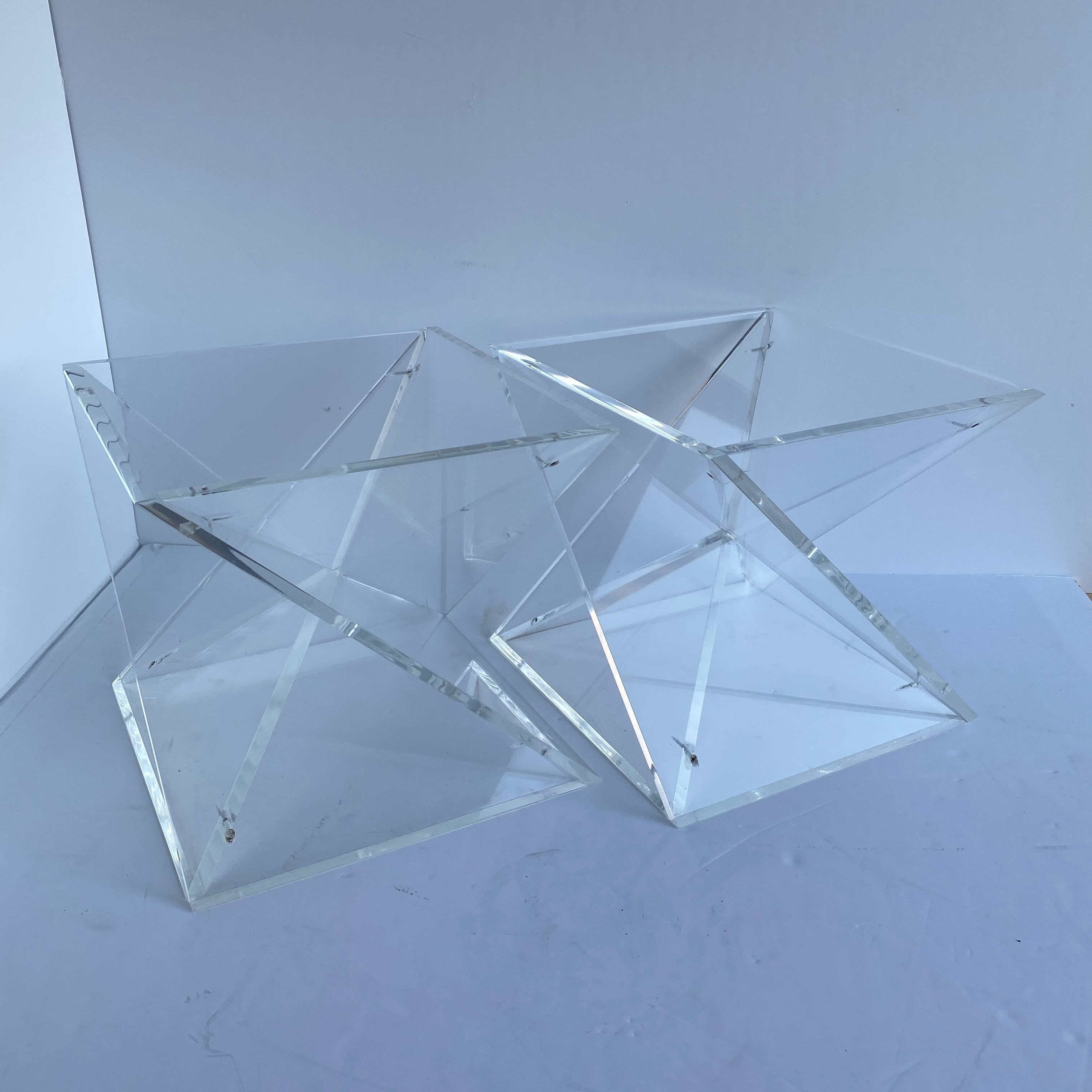 Paar kleine quadratische Mid-Century-Beistelltische aus Lucite im Angebot 12