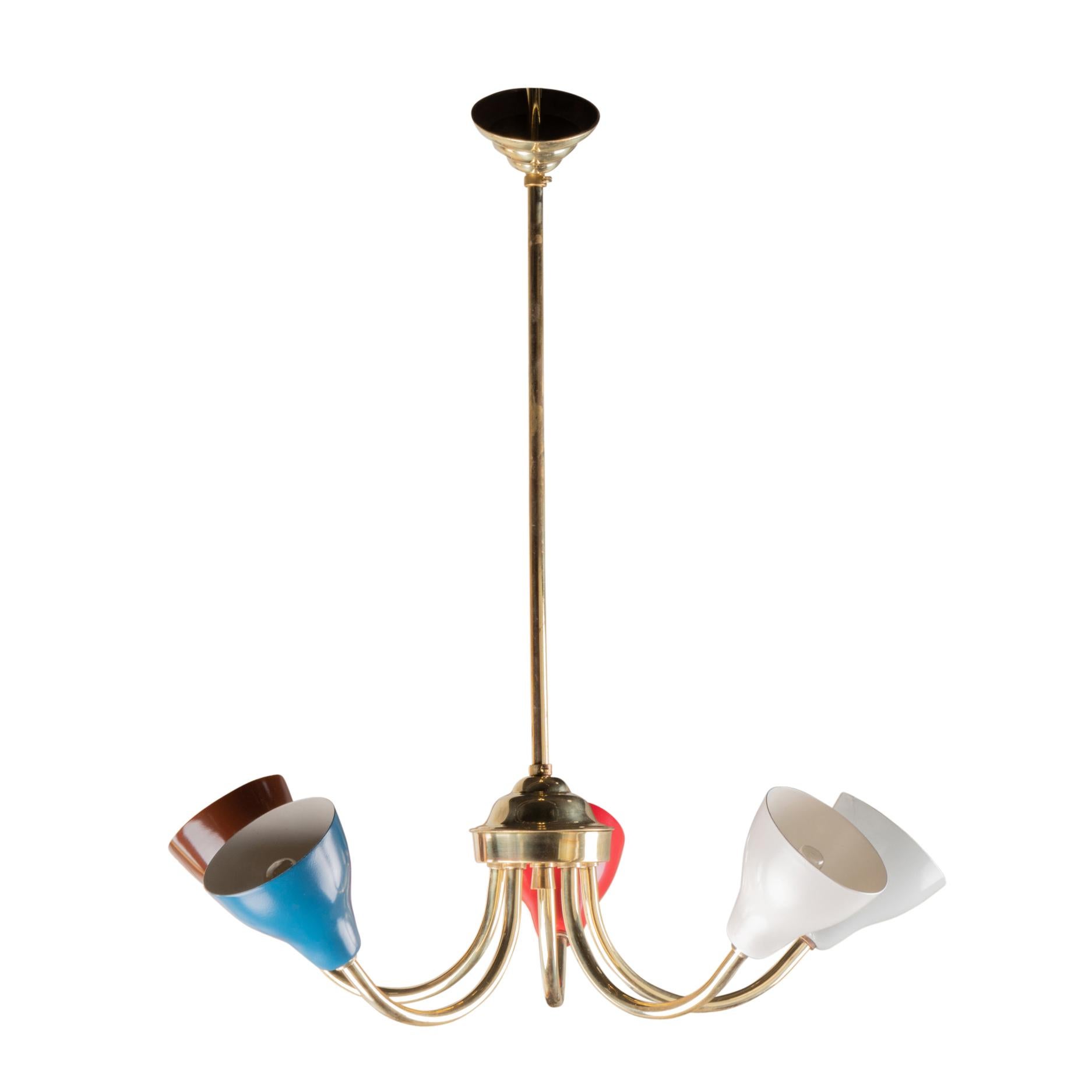 Coppia di piccoli lampadari di Stilnovo, completamente restaurati ed elettrificati, coni in ottone dorato e lamiera.

Design italiano degli anni '60.

Hauteur 77 cm - 30,32 po
Diamètre 45 cm - 17,72 po