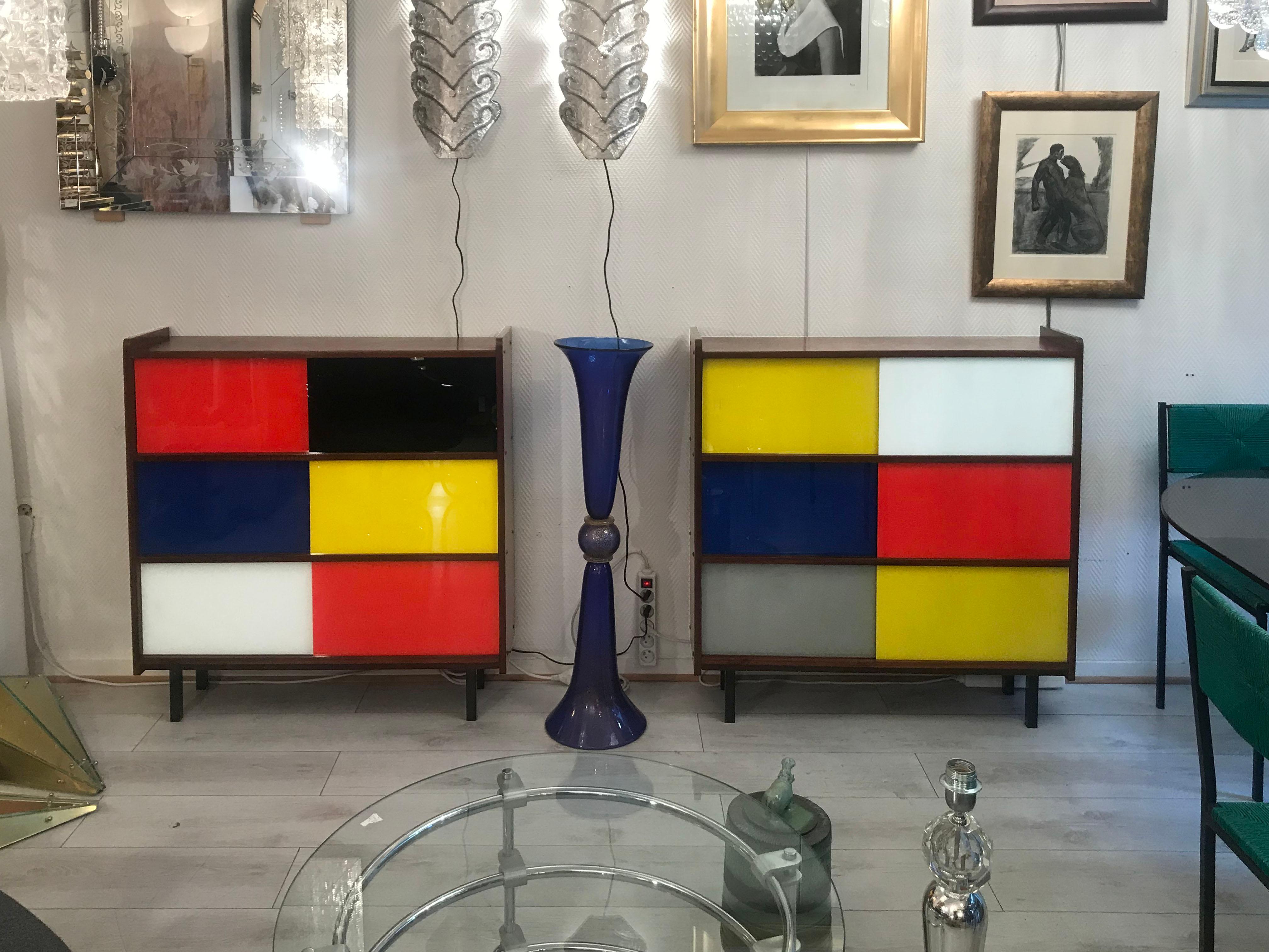 Pair of small storage furniture in De Stijl or Mondrian style.
Mahogany and tinted glass.
Measures: W 94 x H 102 x D 25 cm,
circa 1960
Perfect condition
Pair at 2500 euros.