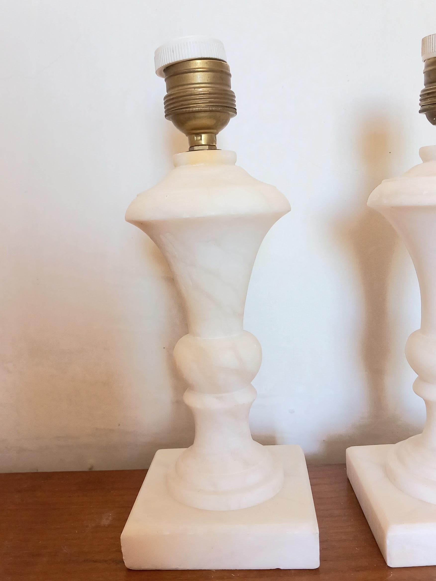 Tischlampen aus Alabaster oder Marmor  Weißes Paar Klein  20. Jahrhundert, Italien im Angebot 2