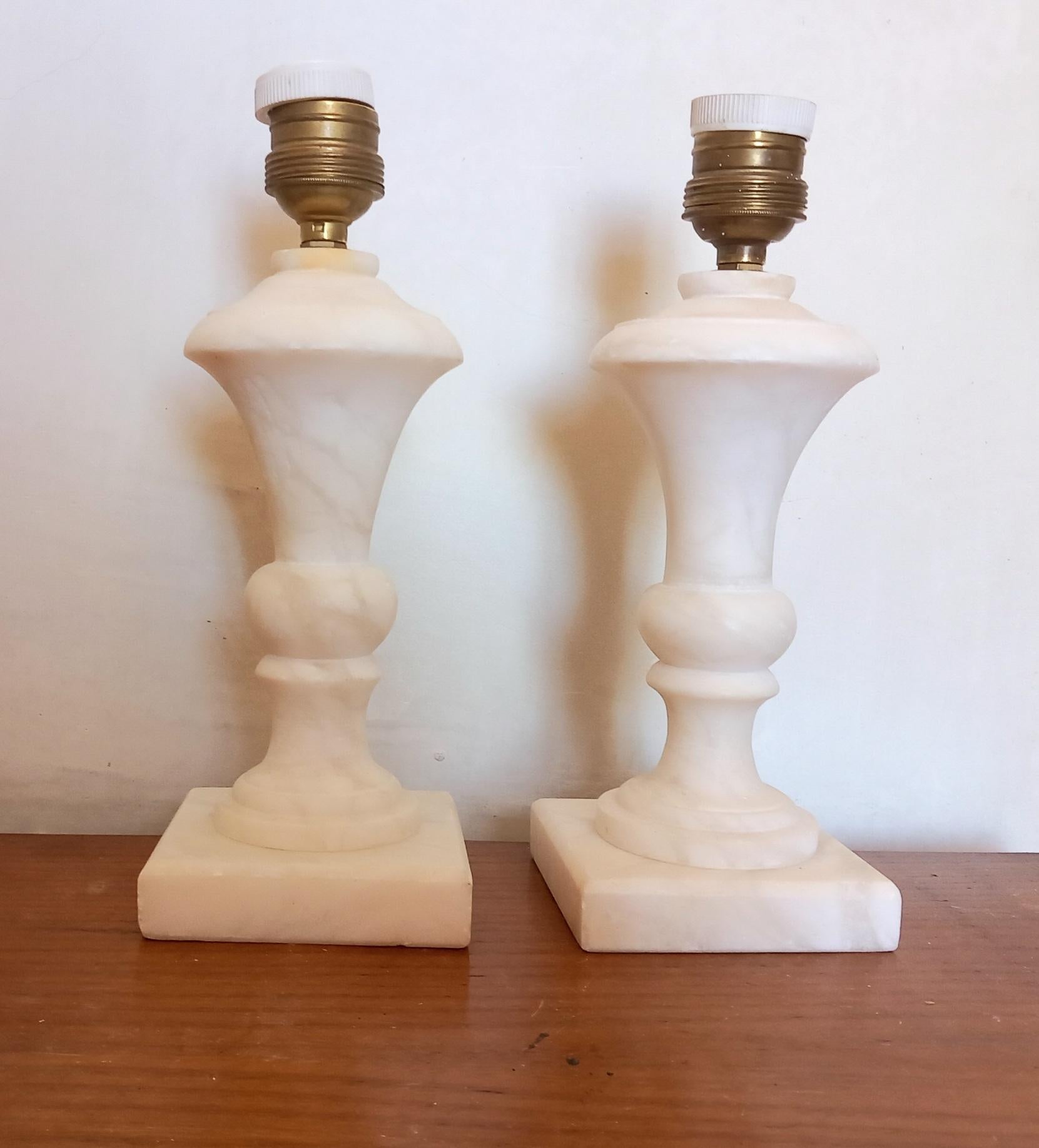 Tischlampen aus Alabaster oder Marmor  Weißes Paar Klein  20. Jahrhundert, Italien im Angebot 3