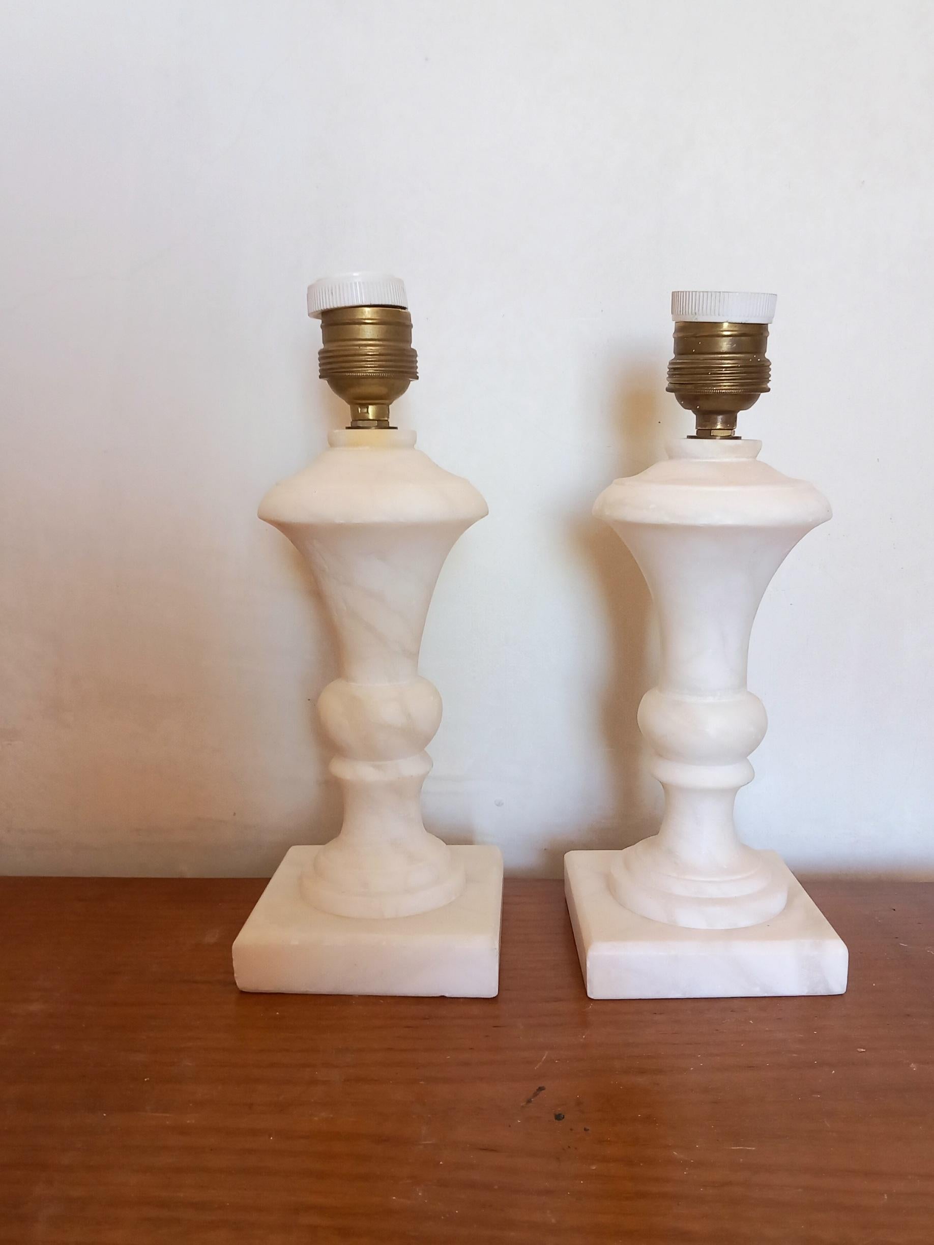 Lampes de table albâtre ou marbre  Paire de petits blancs  XXe siècle, Italie en vente 2
