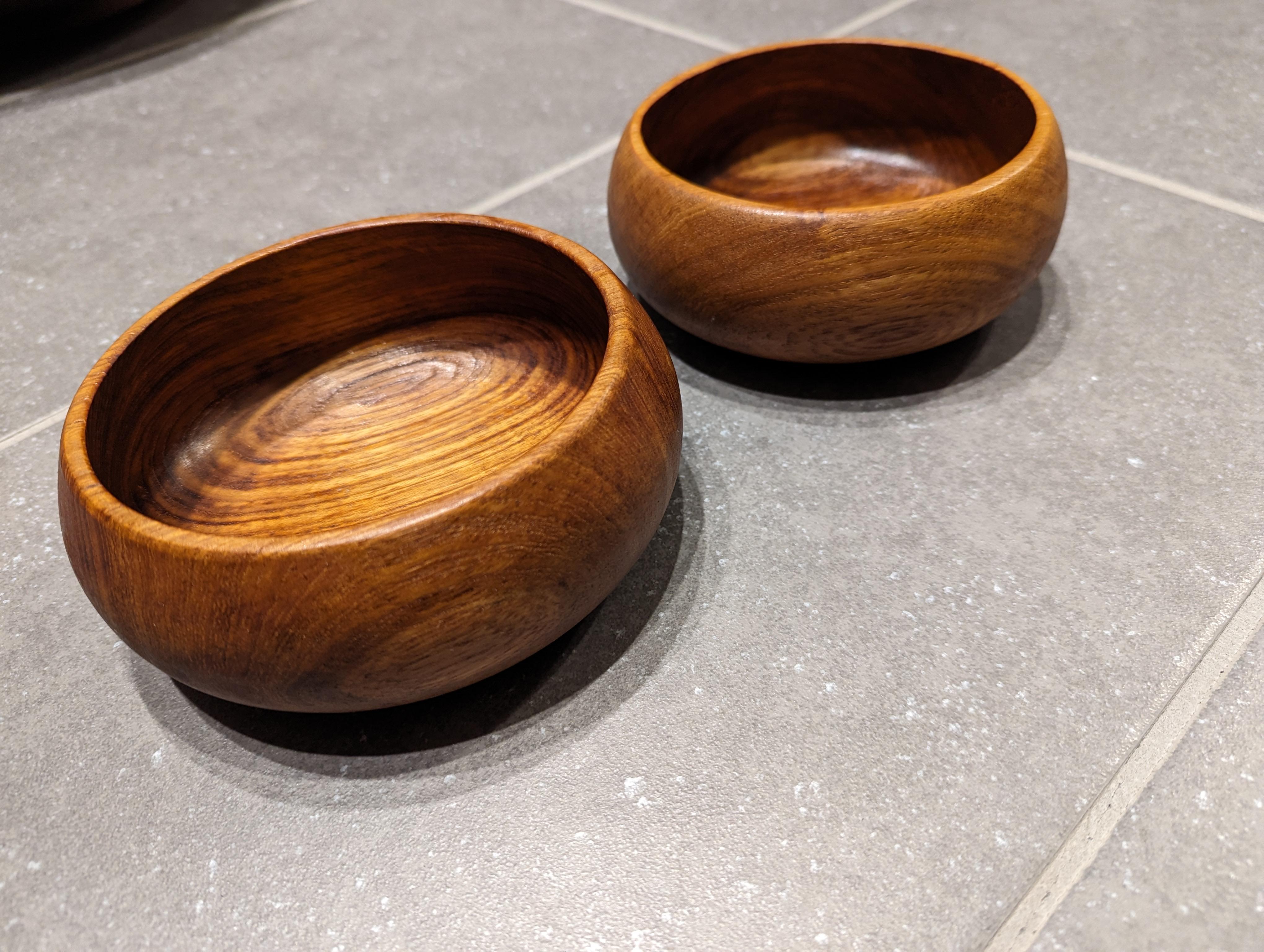 Pair of small teak bowls In Good Condition For Sale In Cedar Falls, IA